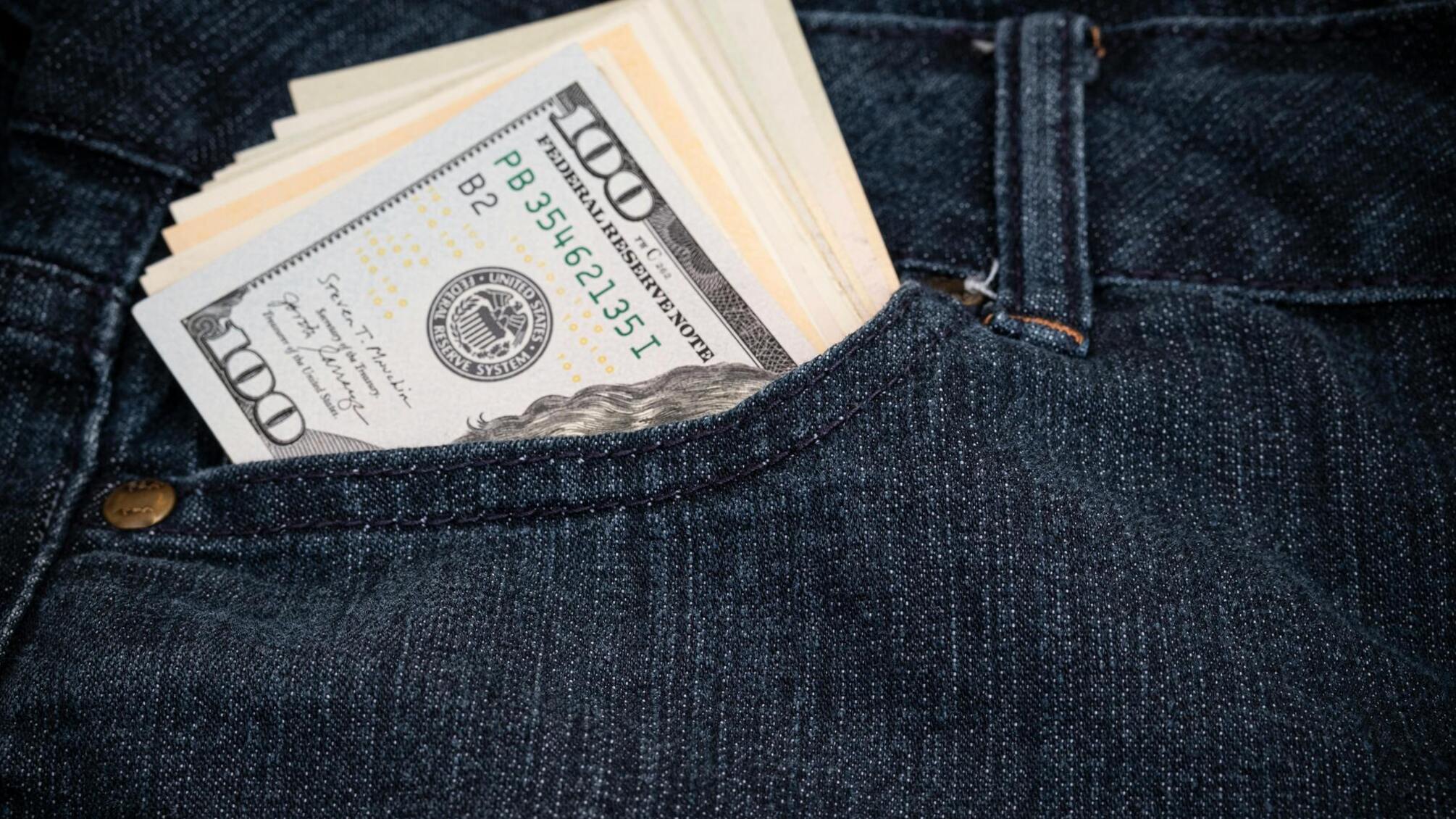 В пункті пропуску «Сірет» прикордонники виявили у двох українців понад мільйон доларів, захований безпосередньо на тілі