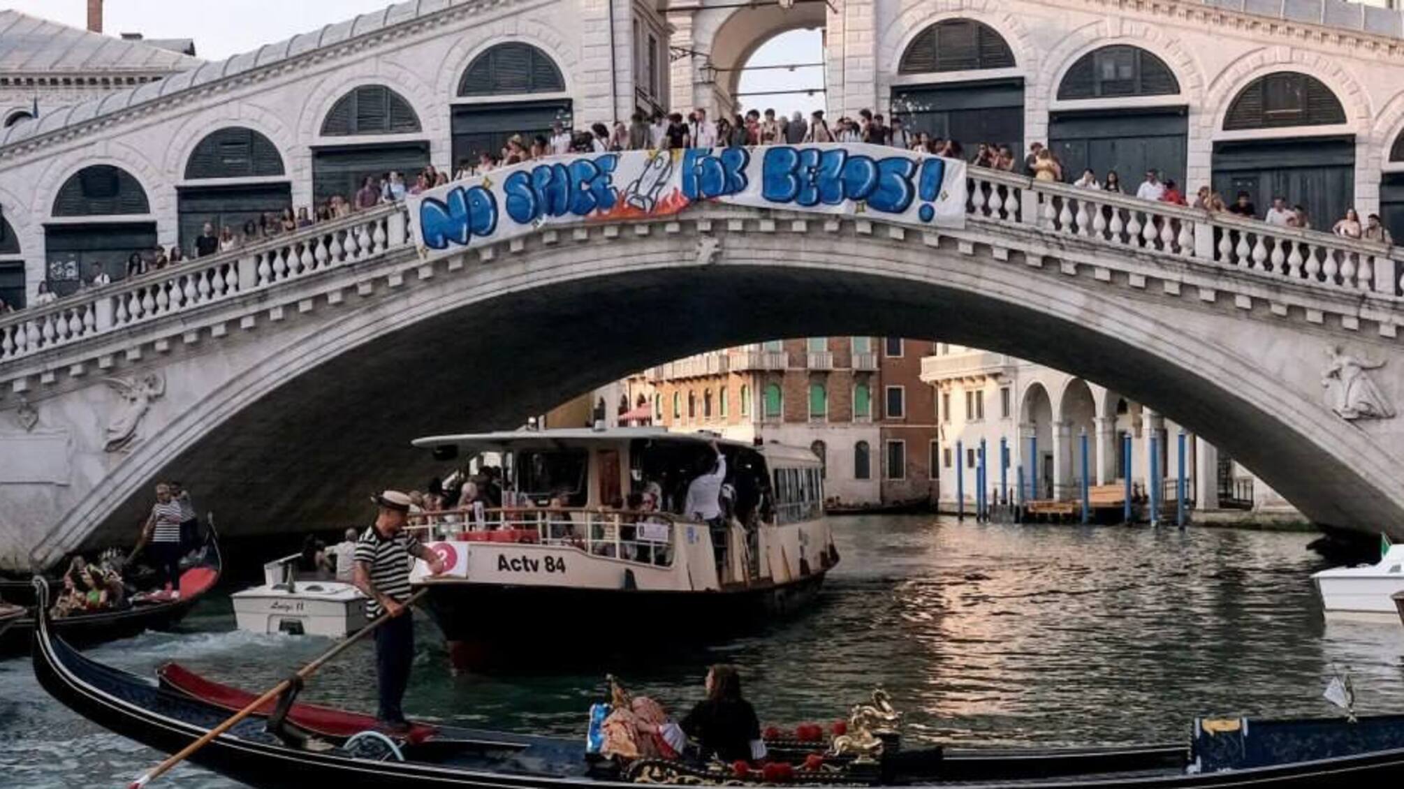 В Венеции протестуют против свадьбы Джеффа Безоса и Лорен Санчес