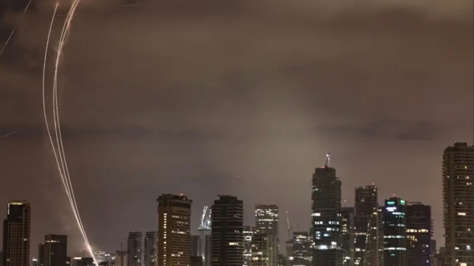 Израиль уничтожает ракетную инфраструктуру Ирана, Тегеран отвечает ударами по городам