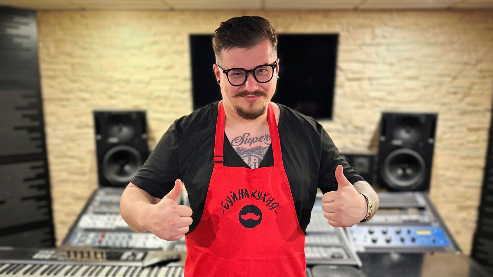 “Буйна кухня”: співак Панас Буйний вчить холостяків готувати і жартувати