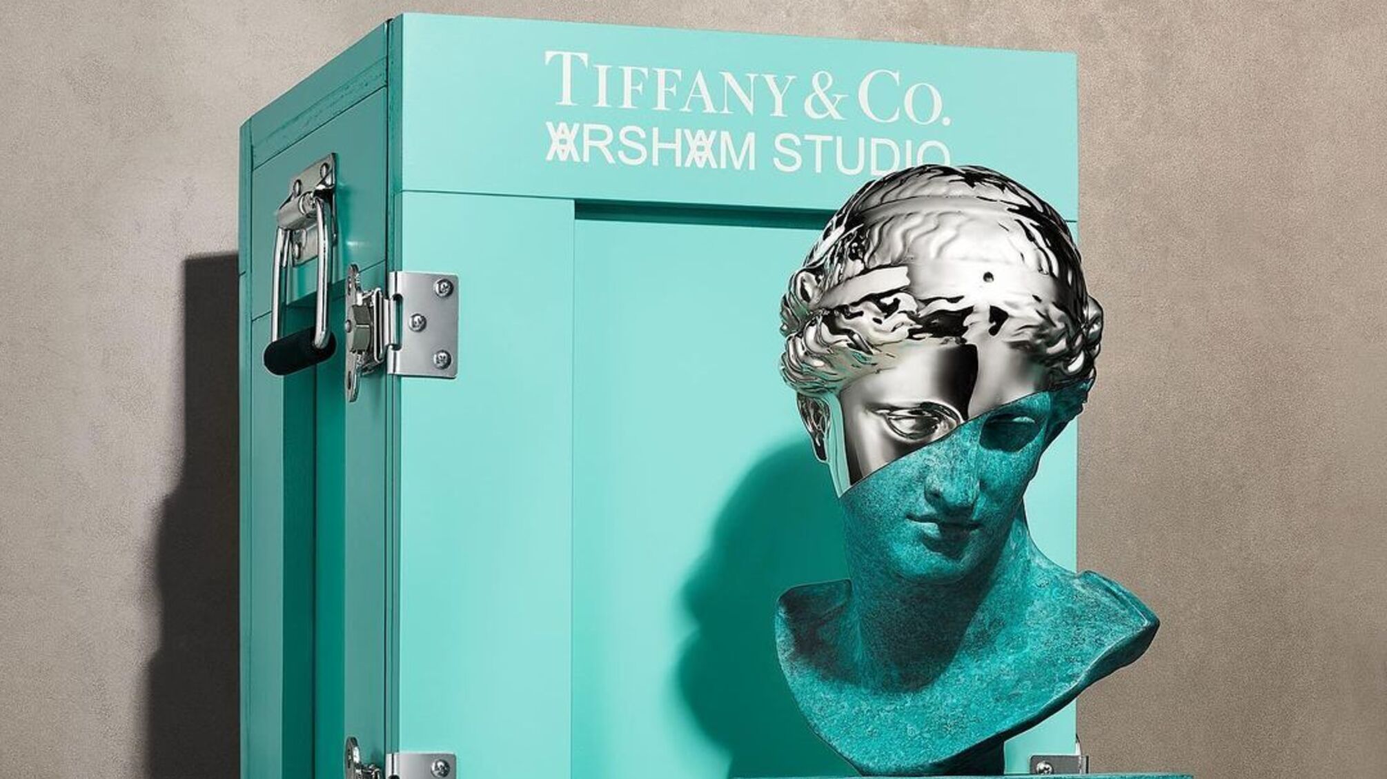 Дэниел Аршам и Tiffany & Co. создали новую коллекцию, спрятав ювелирные изделия в бронзовых монетах.