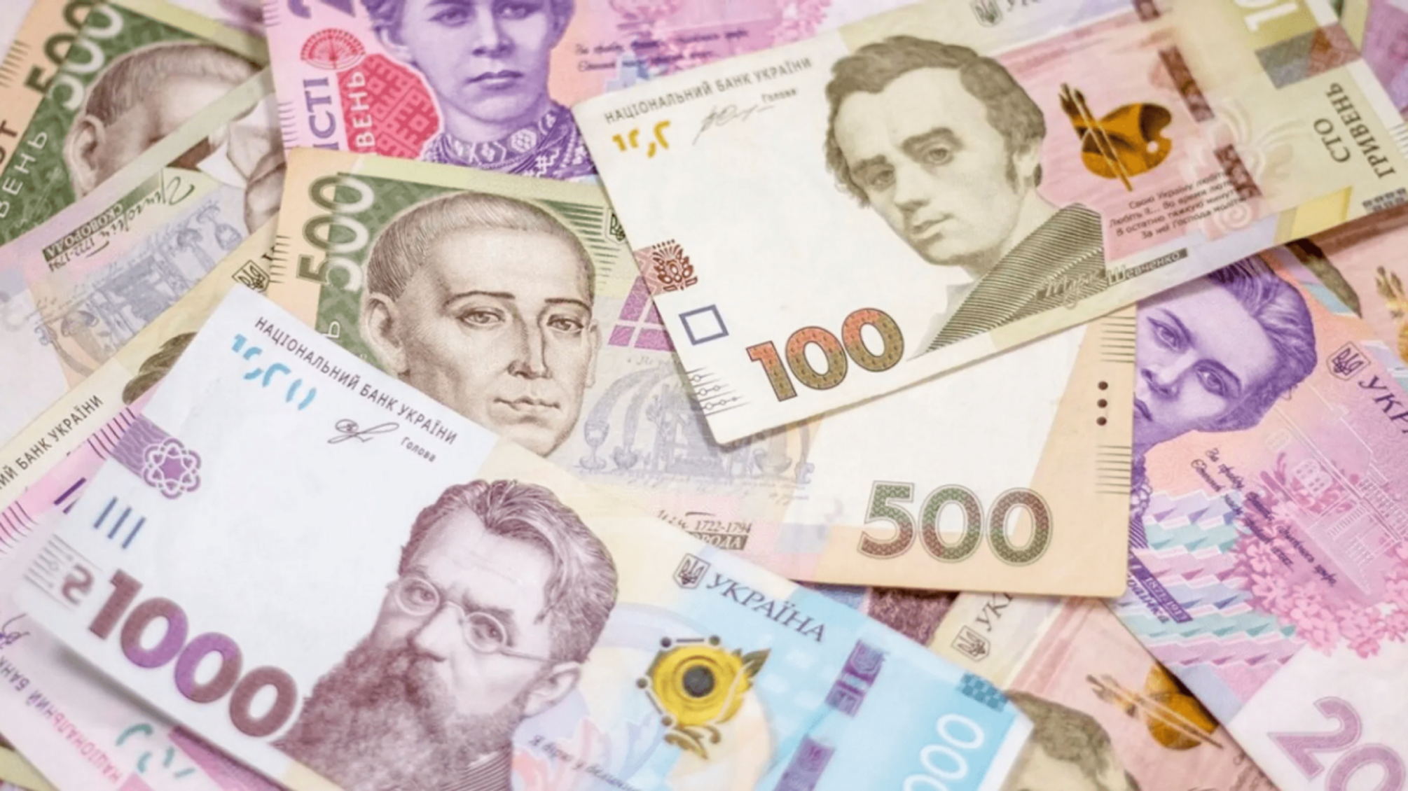 Государство выплачивает 3100 гривен ко Дню Независимости: кто имеет право на помощь и как ее получить