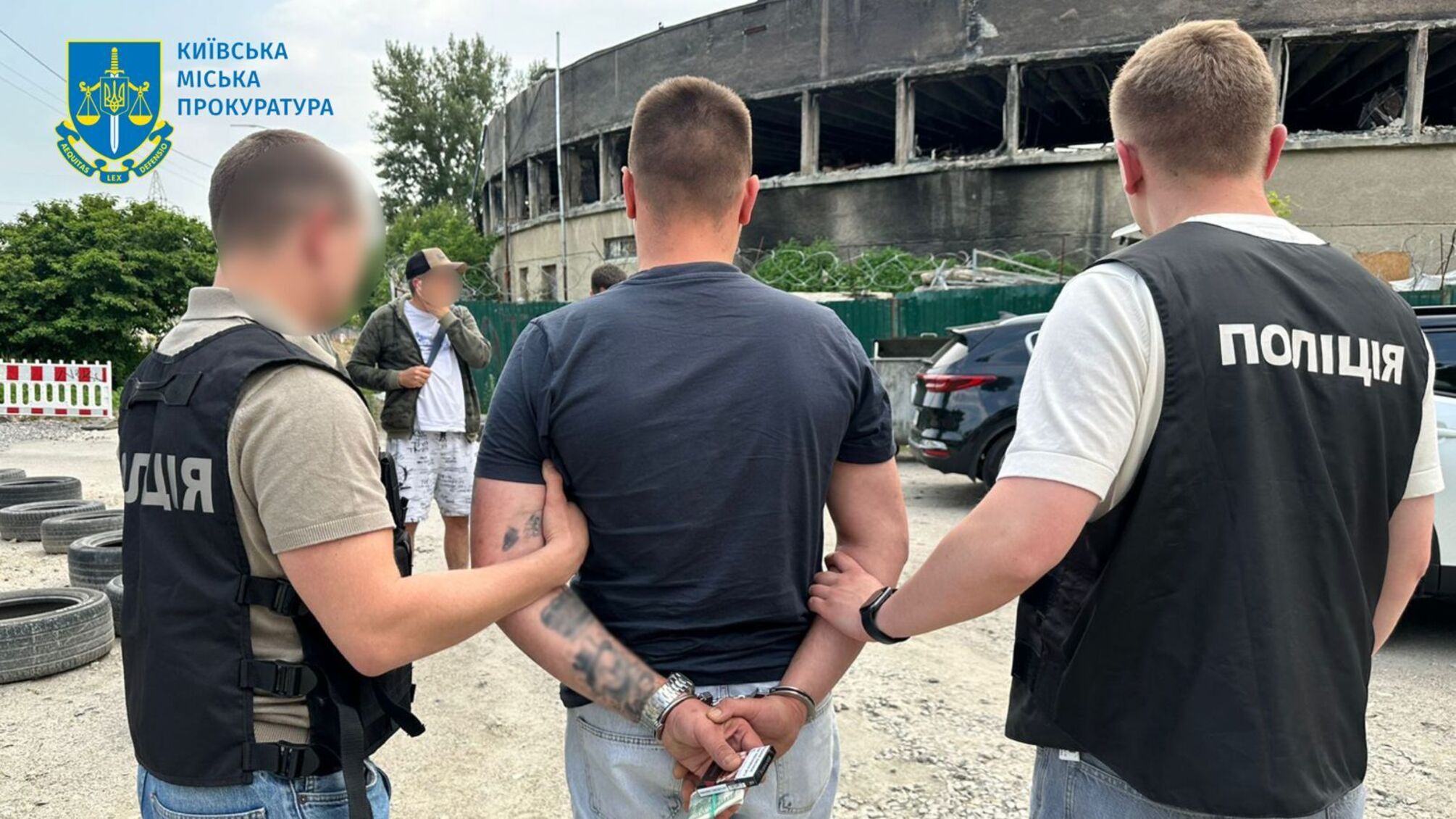 Требовал 2000 долларов за снятие с розыска: в Киеве задержали мужчину