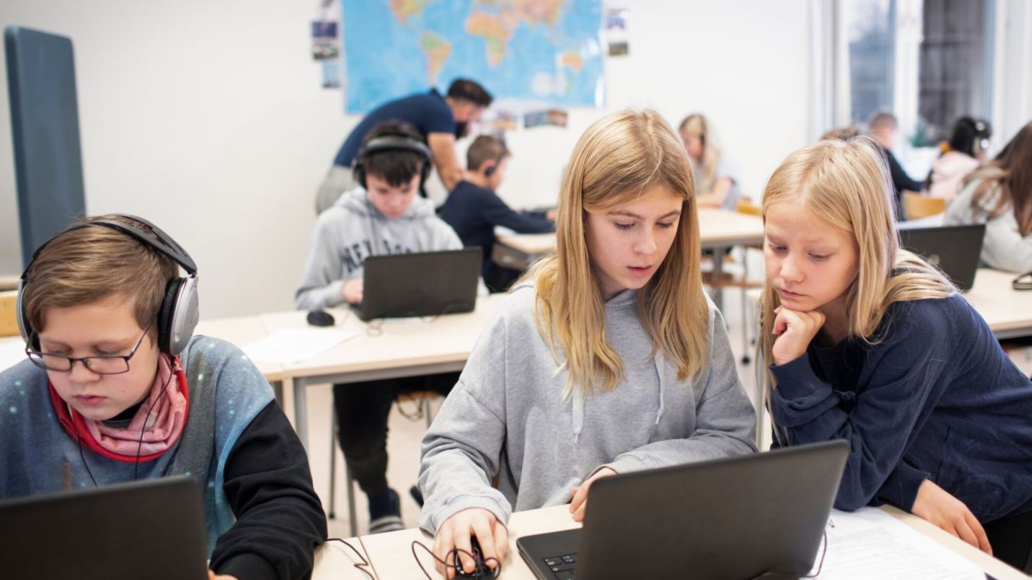 Подростки, одиночество и чат-боты: новая эпидемия цифрового доверия