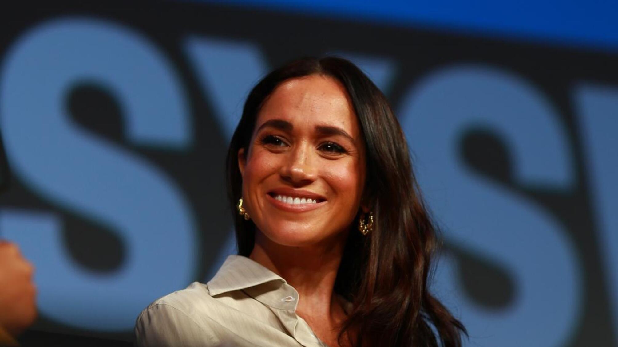 Меган Маркл обрала лляний костюм і діаманти для публічного інтерв’ю