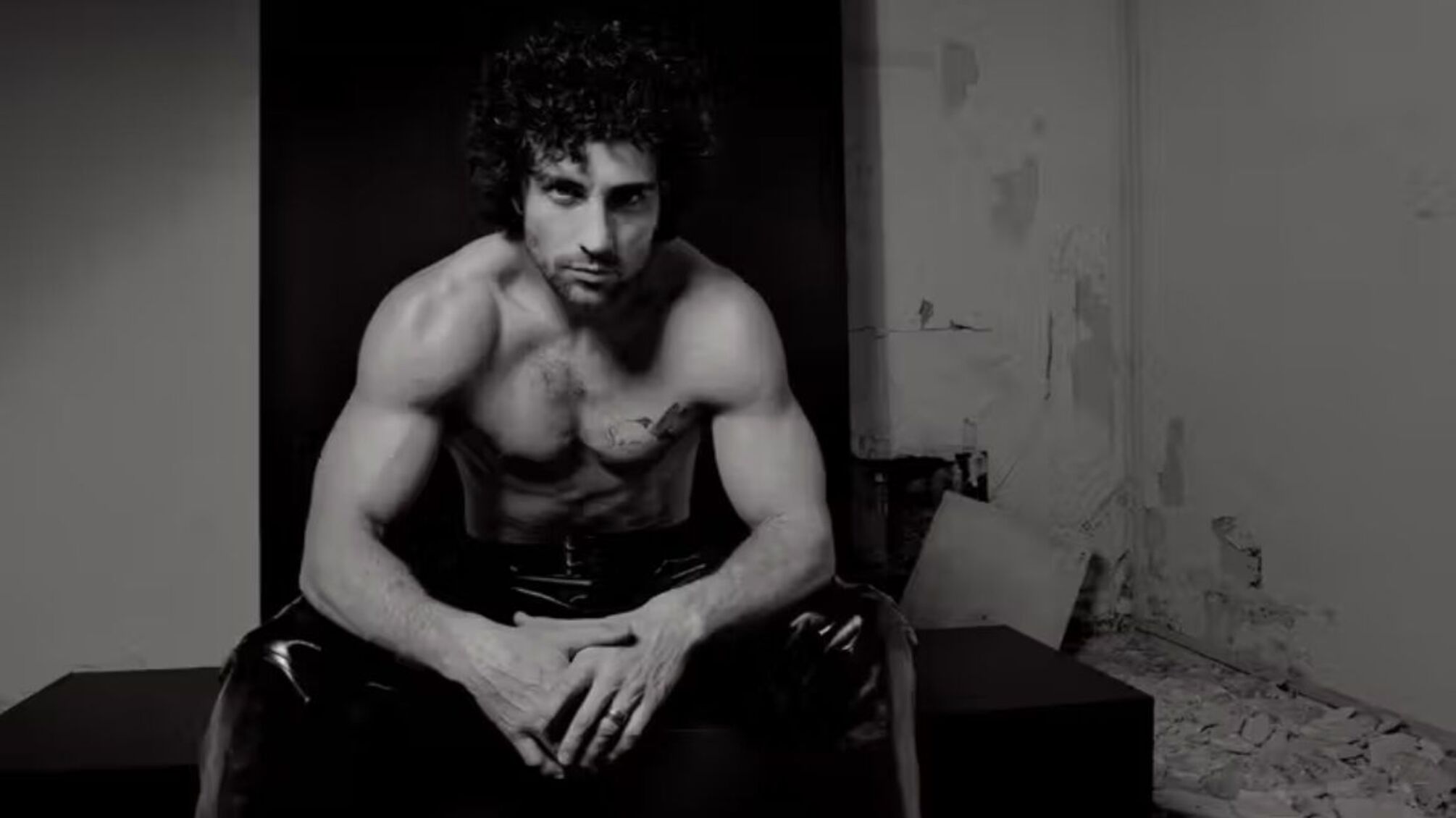 Тейлор-Джонсон и новая кампания Saint Laurent: мода, кино и стиль 70-х