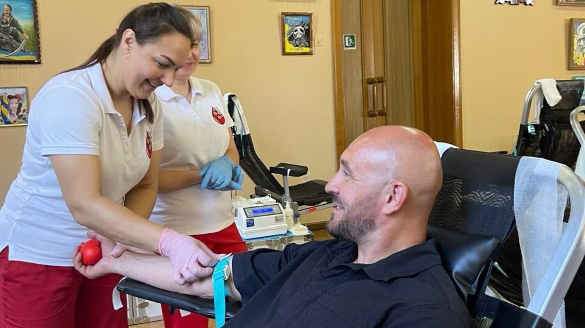 Військові журналісти і волонтери разом здали кров для постраждалих у Києві