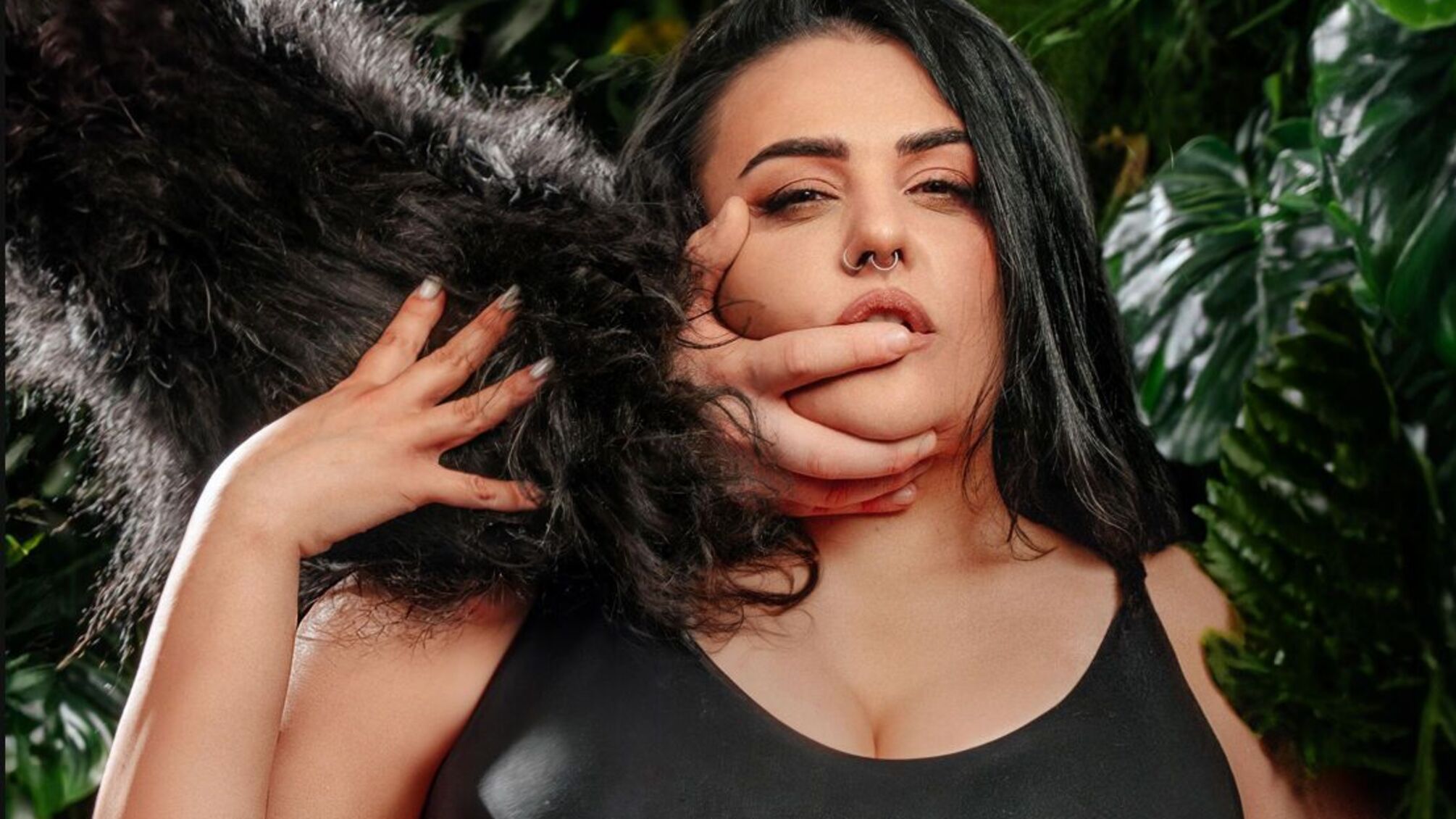 GARNA раскрывает женственность в провокативном видео с DJ GOVRILA