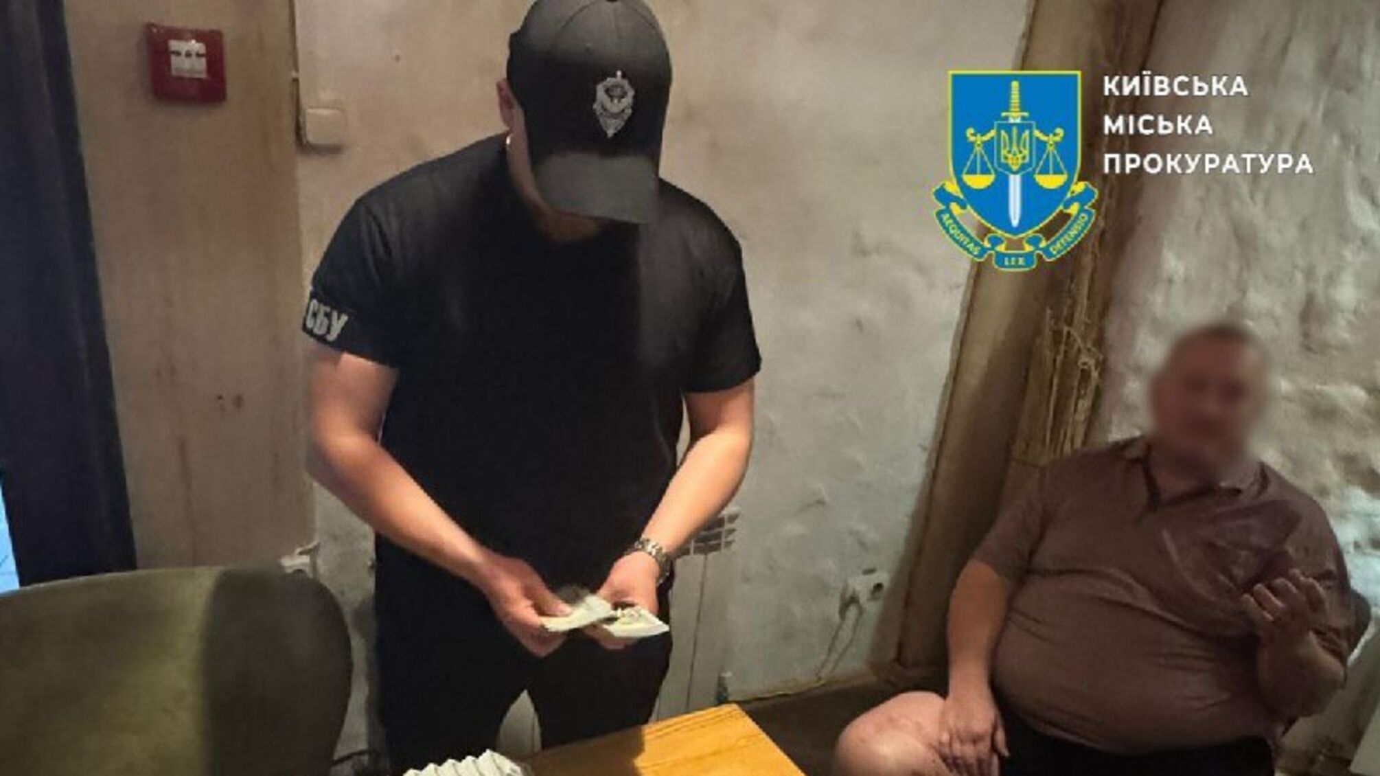 Полмиллиона за кресло: в Киеве задержали аферистов, которые 'продавали' руководящий пост на госпредприятии НААН