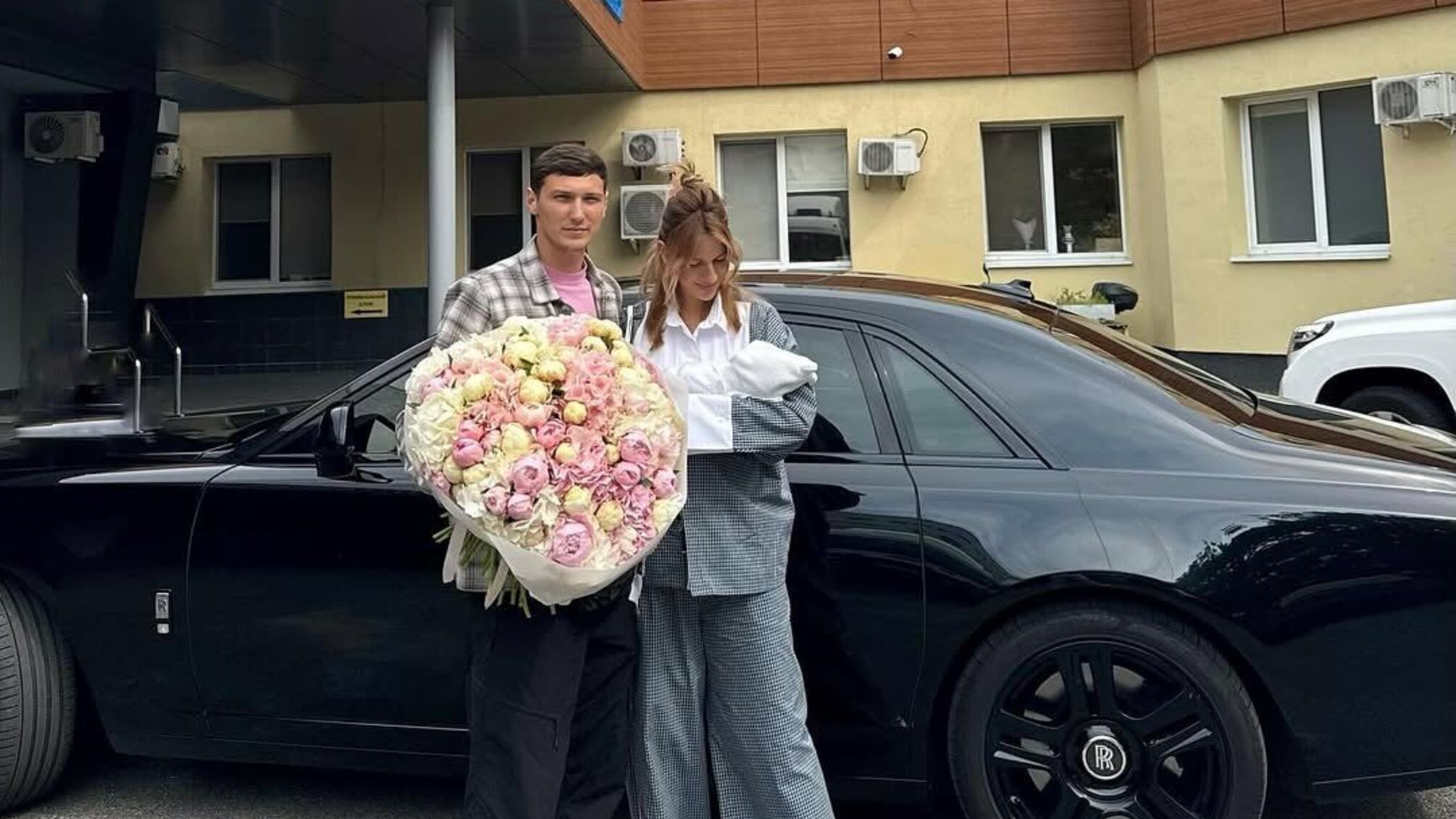 Наречений Лесі Нікітюк приїхав зустрічати сина з пологового на Rolls-Royce