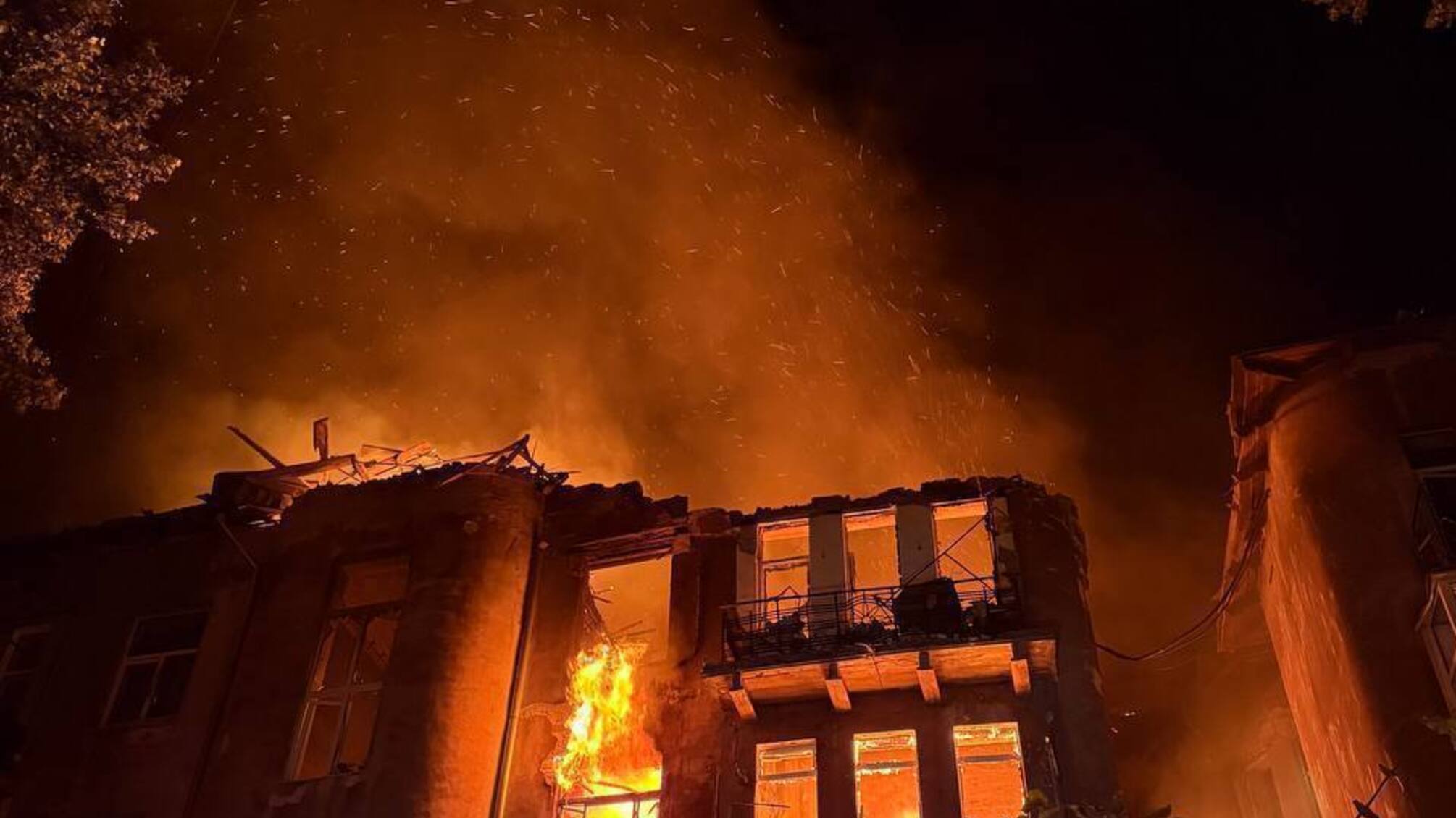 Пожары, разрушения и сотни эвакуированных: россияне обстреляли Одессу