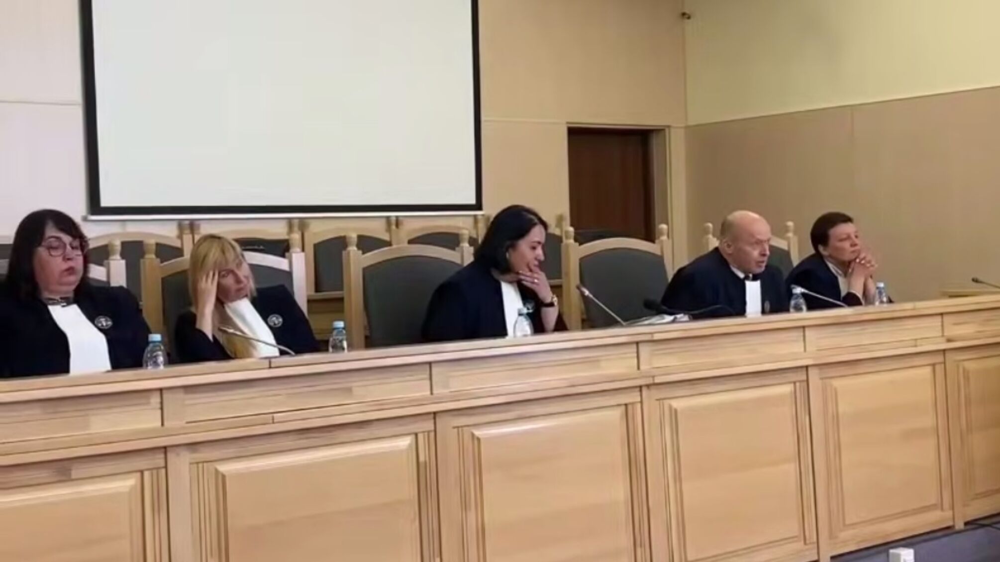 Скандал в Верховном Суде: представители власти хотели закрыть заседание по делу Порошенко