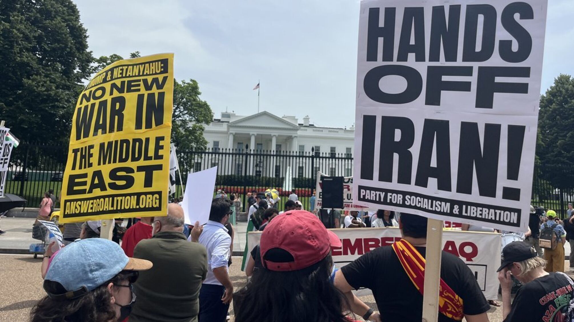 'Америка против войны': в США прошли массовые протесты из-за ударов по Ирану