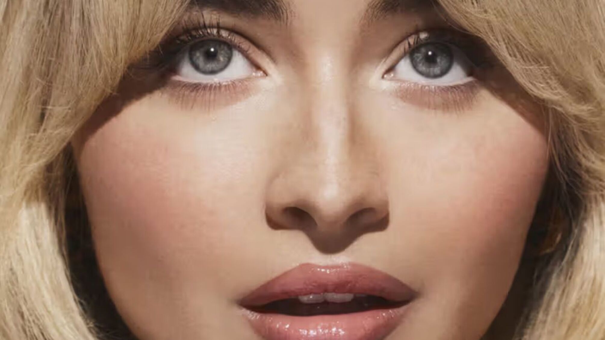 Сабріна Карпентер стала обличчям нового бальзаму для губ від Prada Beauty