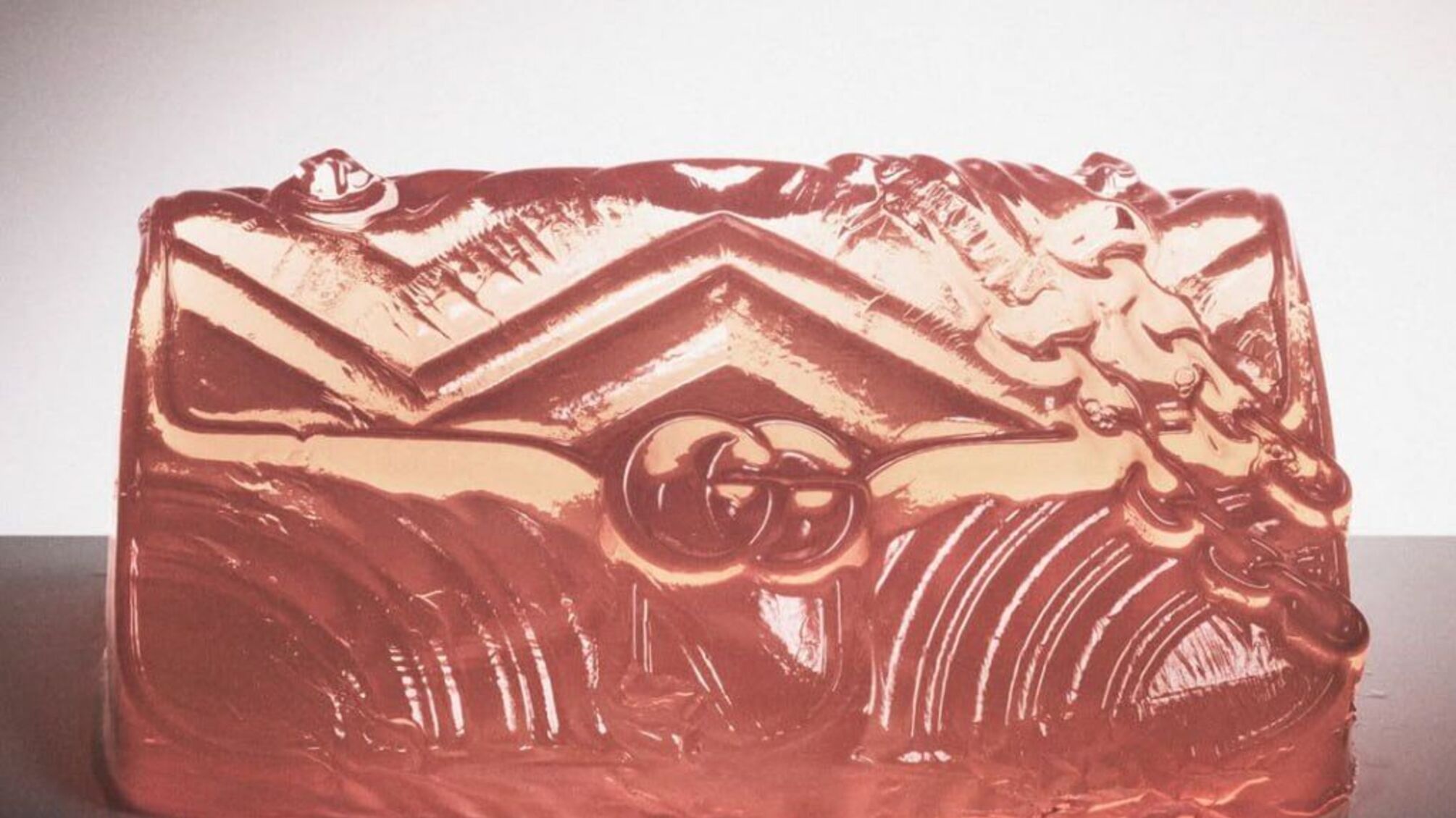 Gucci представили новые сумки-желе из линии GG Marmont — «ультрамягкие на ощупь и при этом сохраняющие форму»