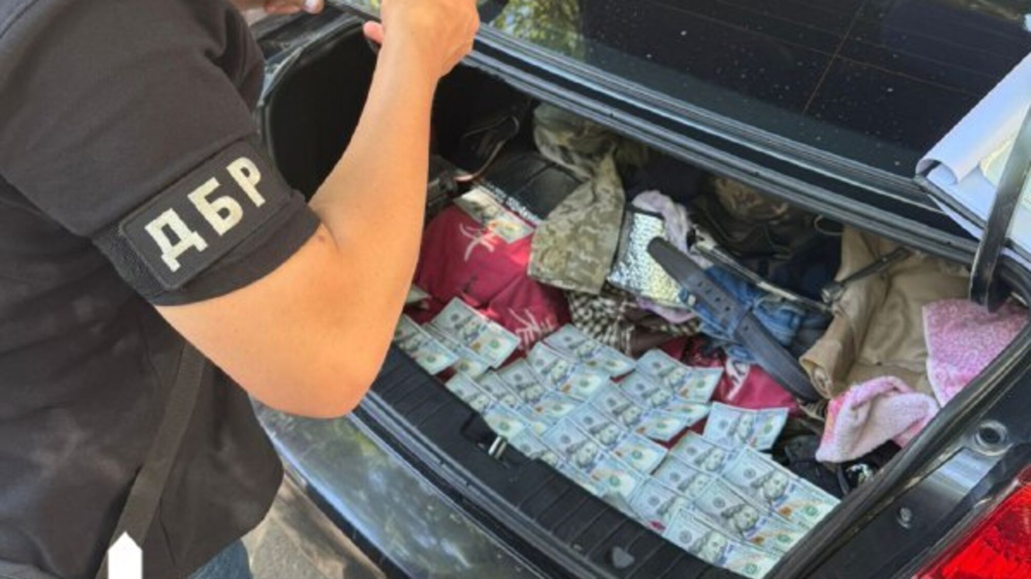 2,5 тисячі доларів за втечу на човні