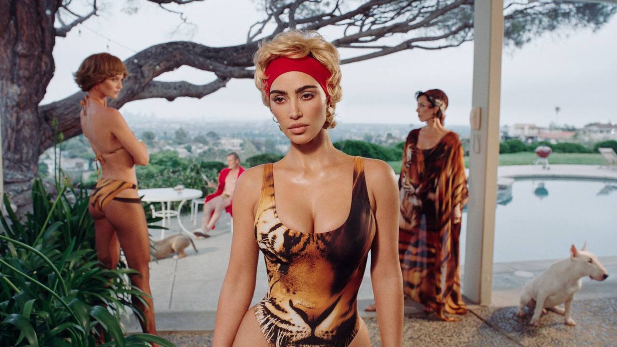 Skims и Roberto Cavalli выпустили гламурную коллекцию купальников с ретро-настроением