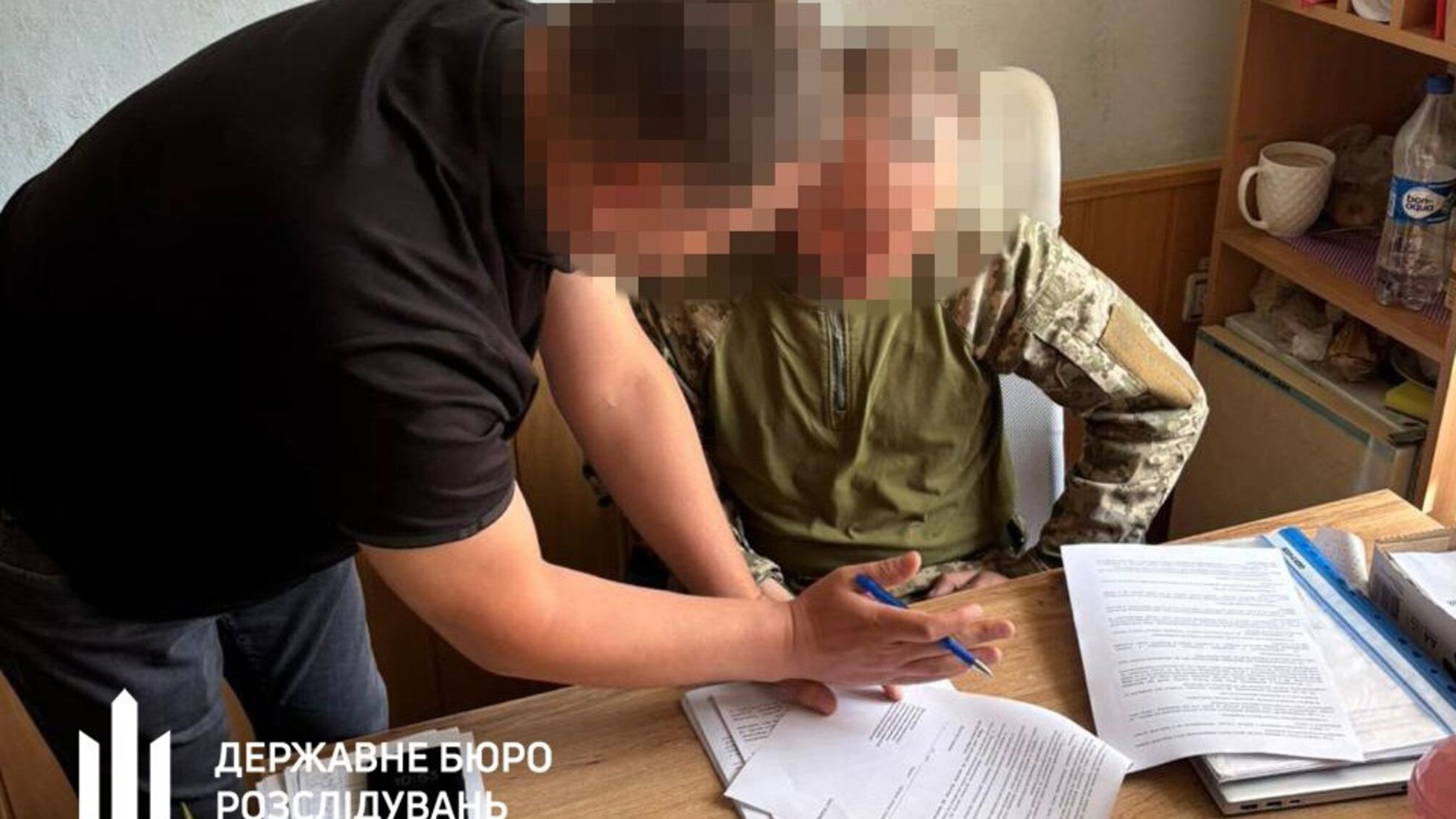 Под видом зарядного устройства инспектор спрятал наркотик и пытался незаметно пронести его в колонию.