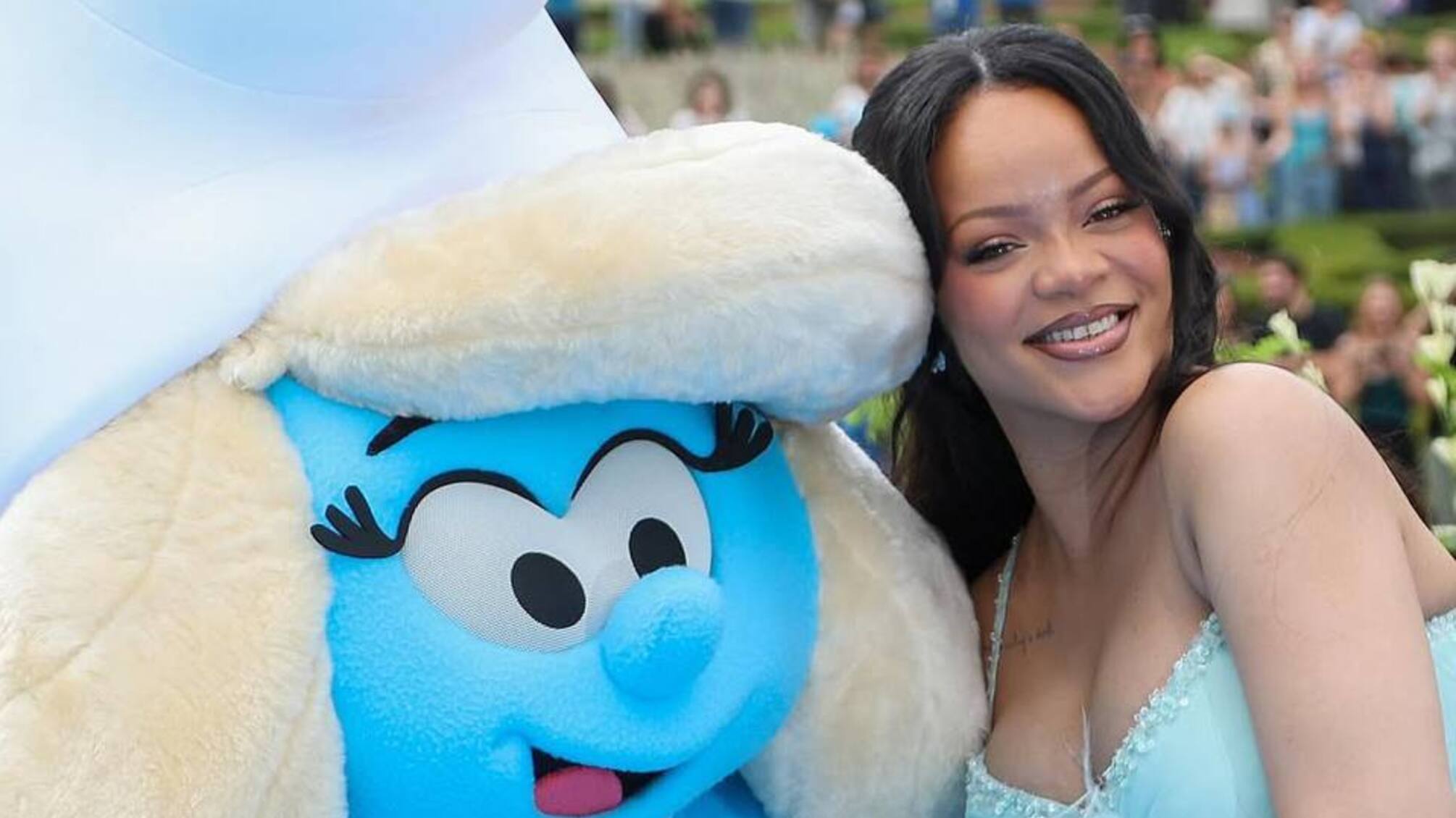 Вагітна Ріанна підкорила червону доріжку у прозорому топі на премʼєрі Смурфиків