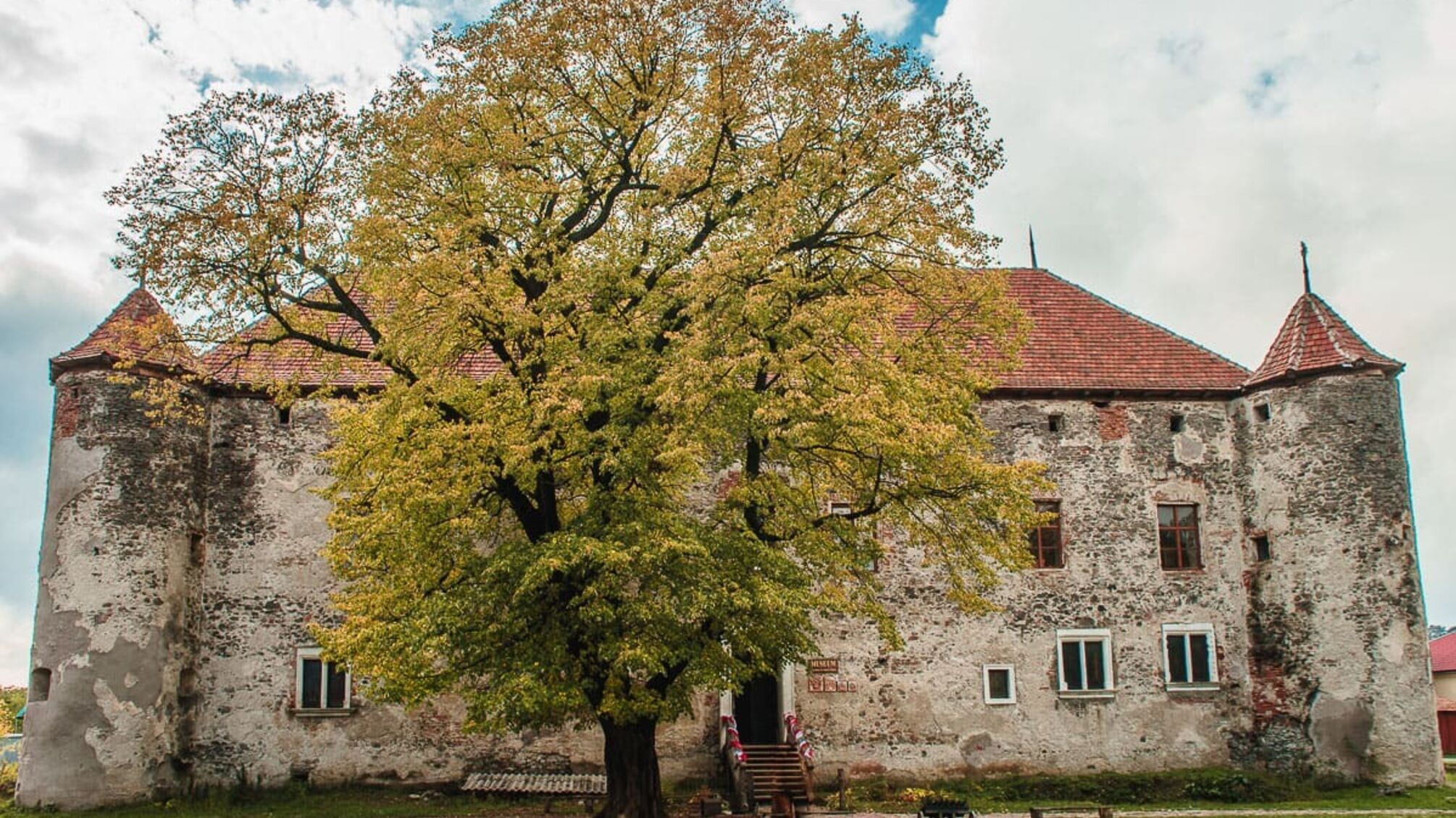 Чинадиевский замок: средневековая крепость и символ Закарпатья