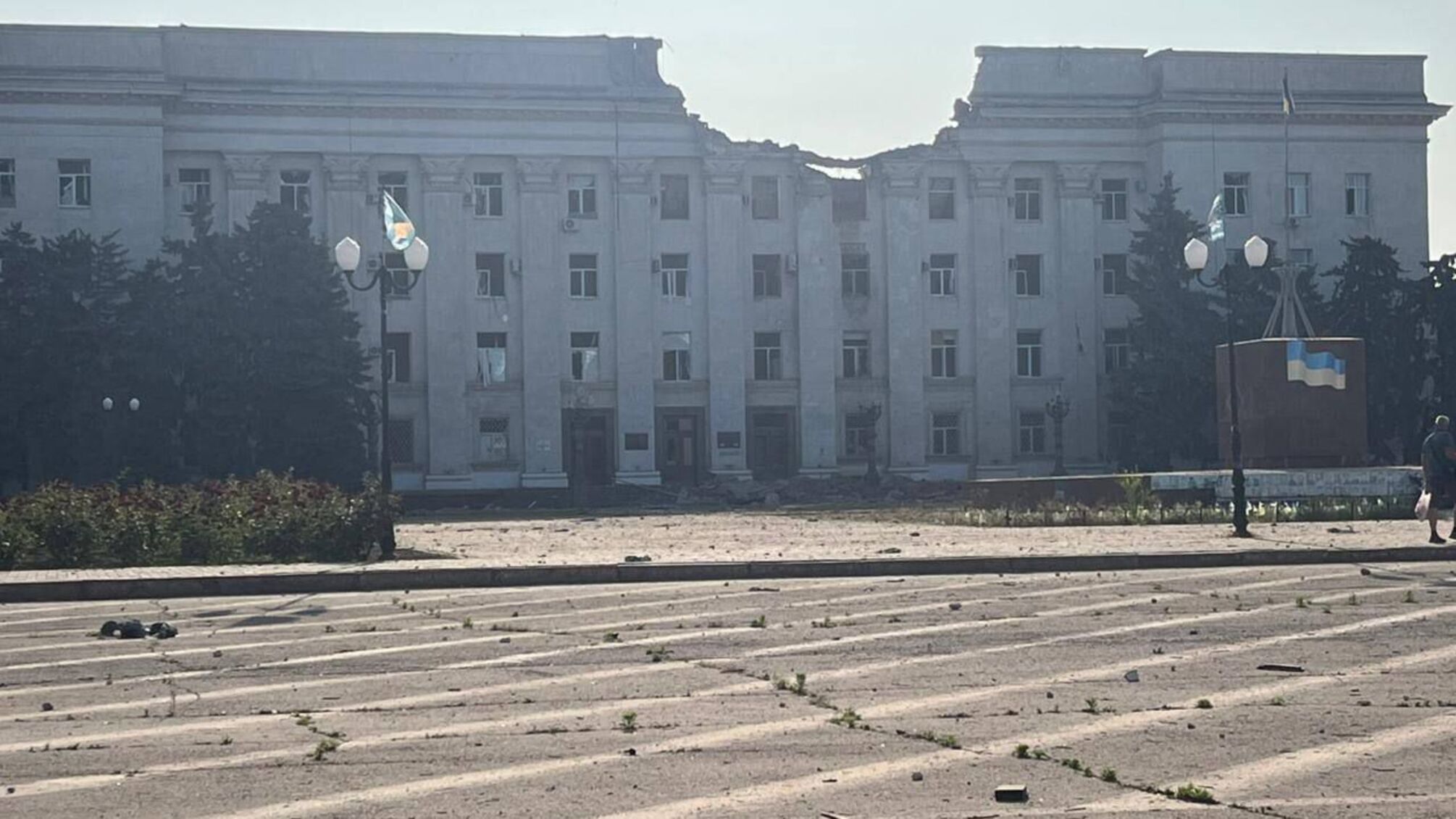 В сети массово публикуют фото здания областной администрации на пл. Свободы в Херсоне
