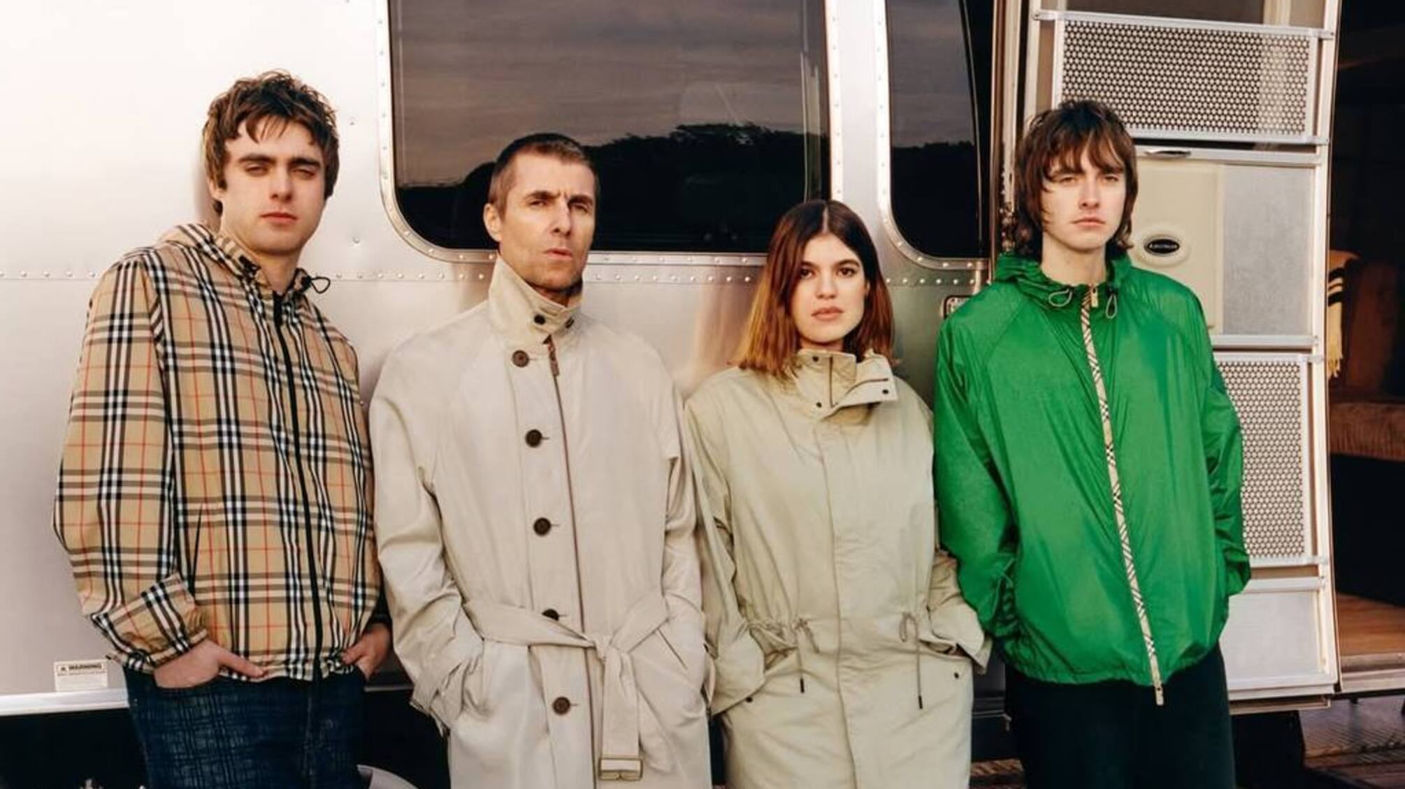 Музыка, грязь и стиль: Burberry выпустил летнюю коллекцию звезд британской сцены