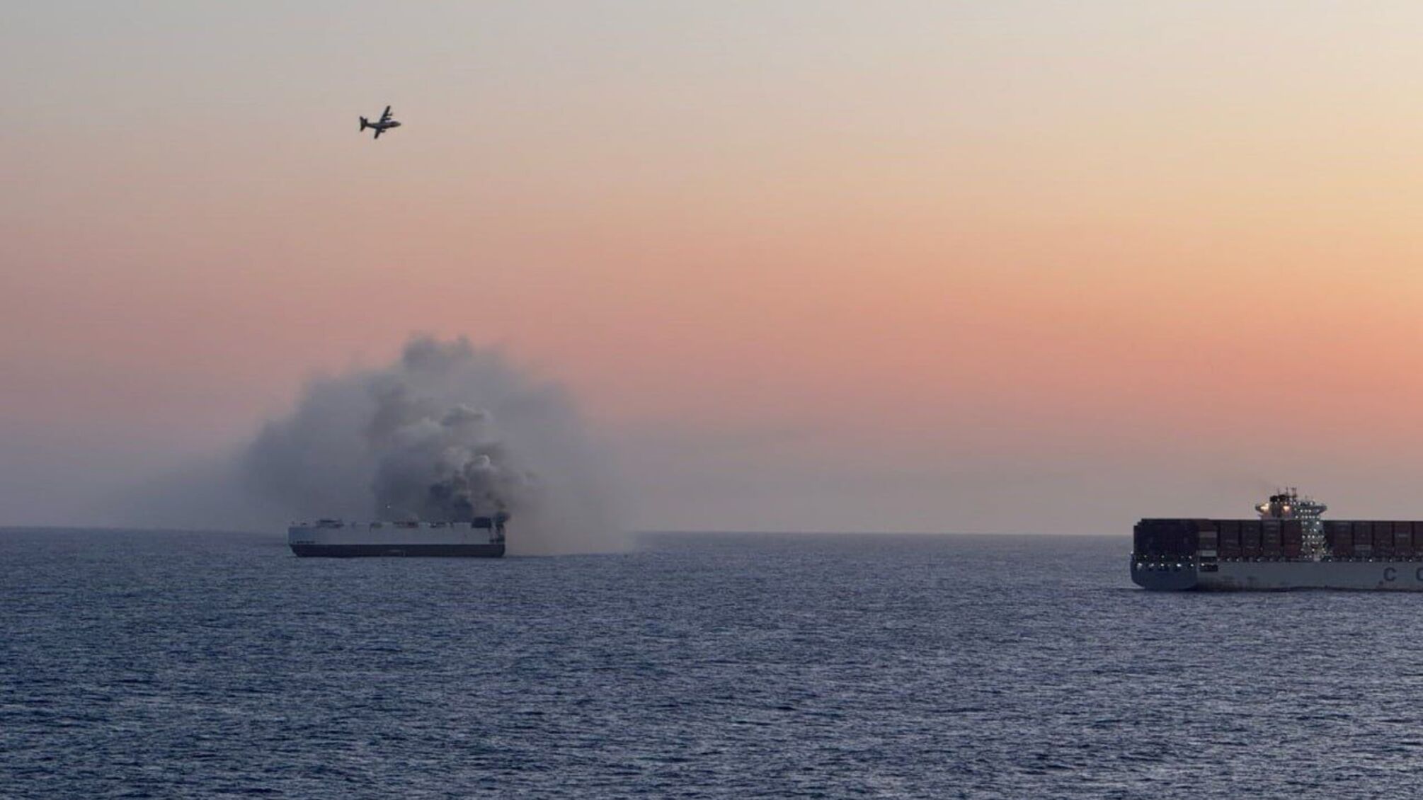 Біля Аляски зайнялося судно з тисячами авто