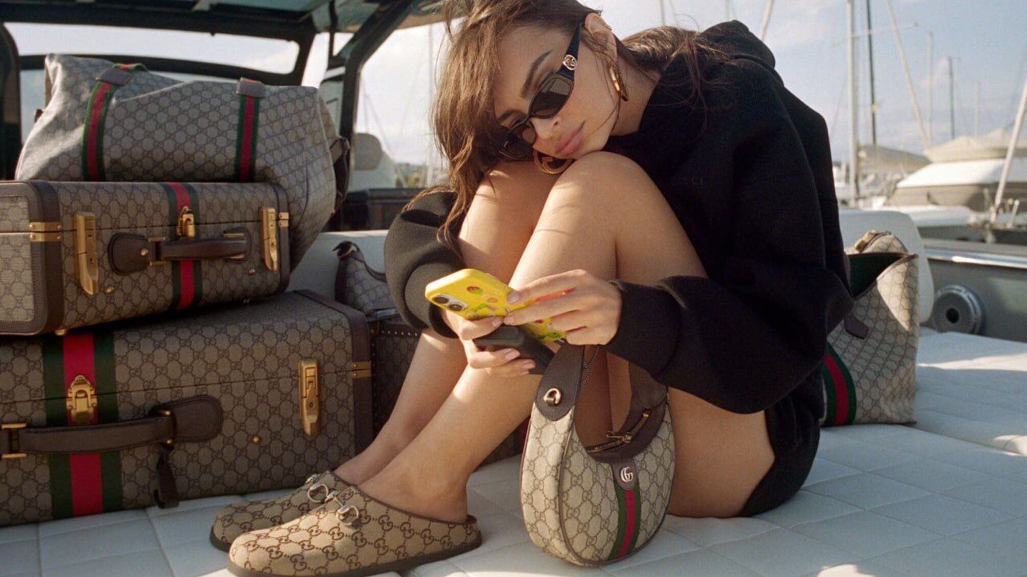 Gucci приглашает нас в Канны — с Эмили Ратаковски и сумкой, в которую легко влюбиться