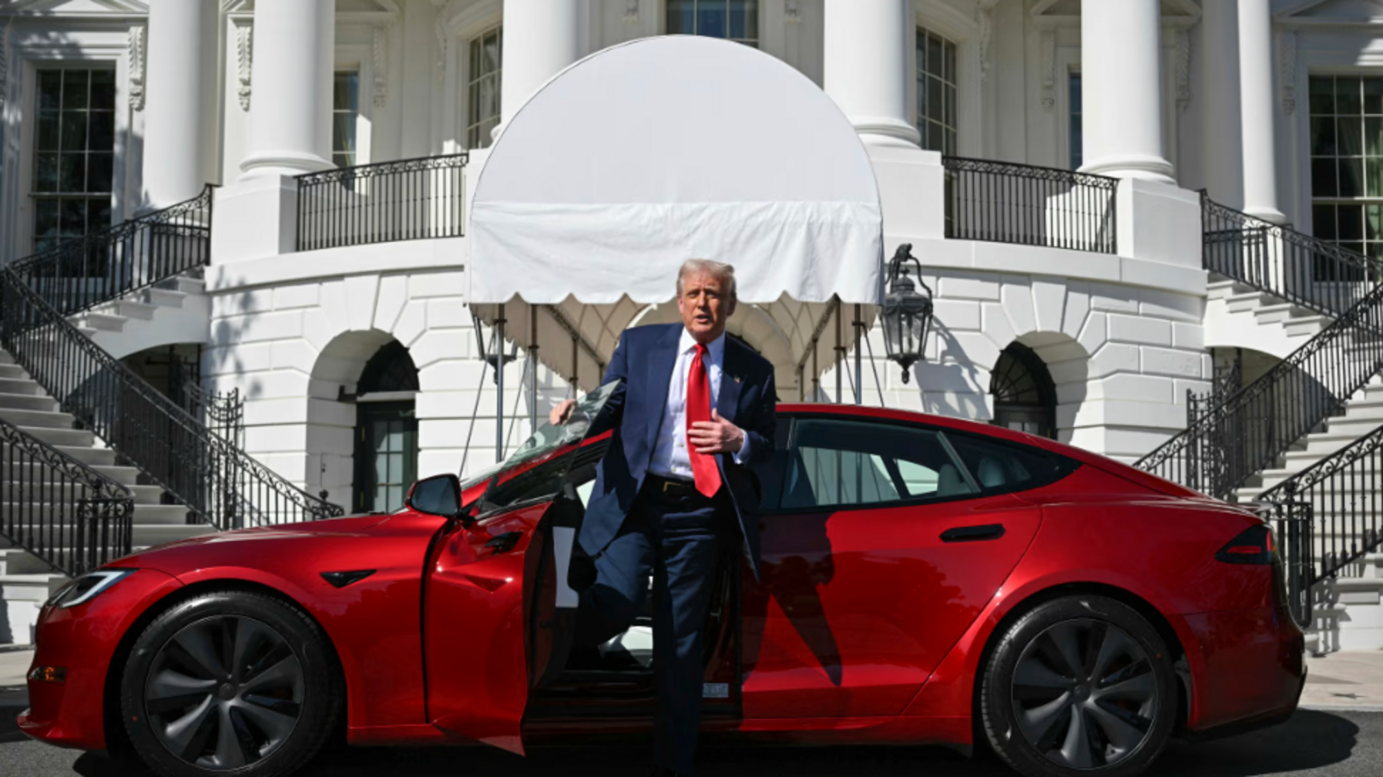 Трамп решил избавиться от своего электрокара Tesla после скандала с Маском