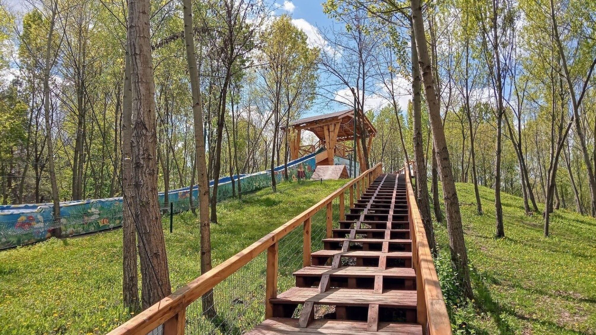 У Києві дитина зірвалася з канатного атракціону