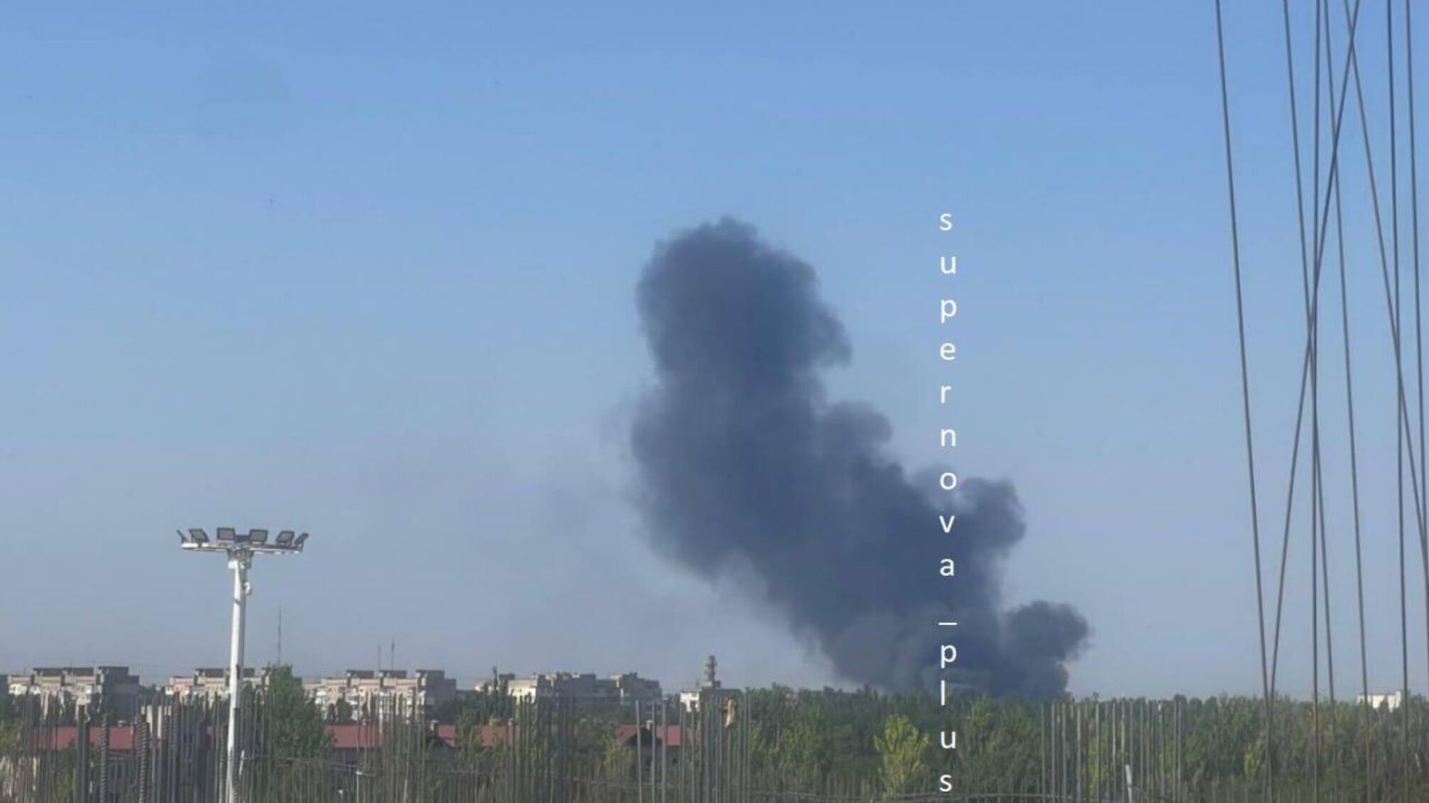 Черный дым и запах гари: в оккупированном Мелитополе пылает военная база рф