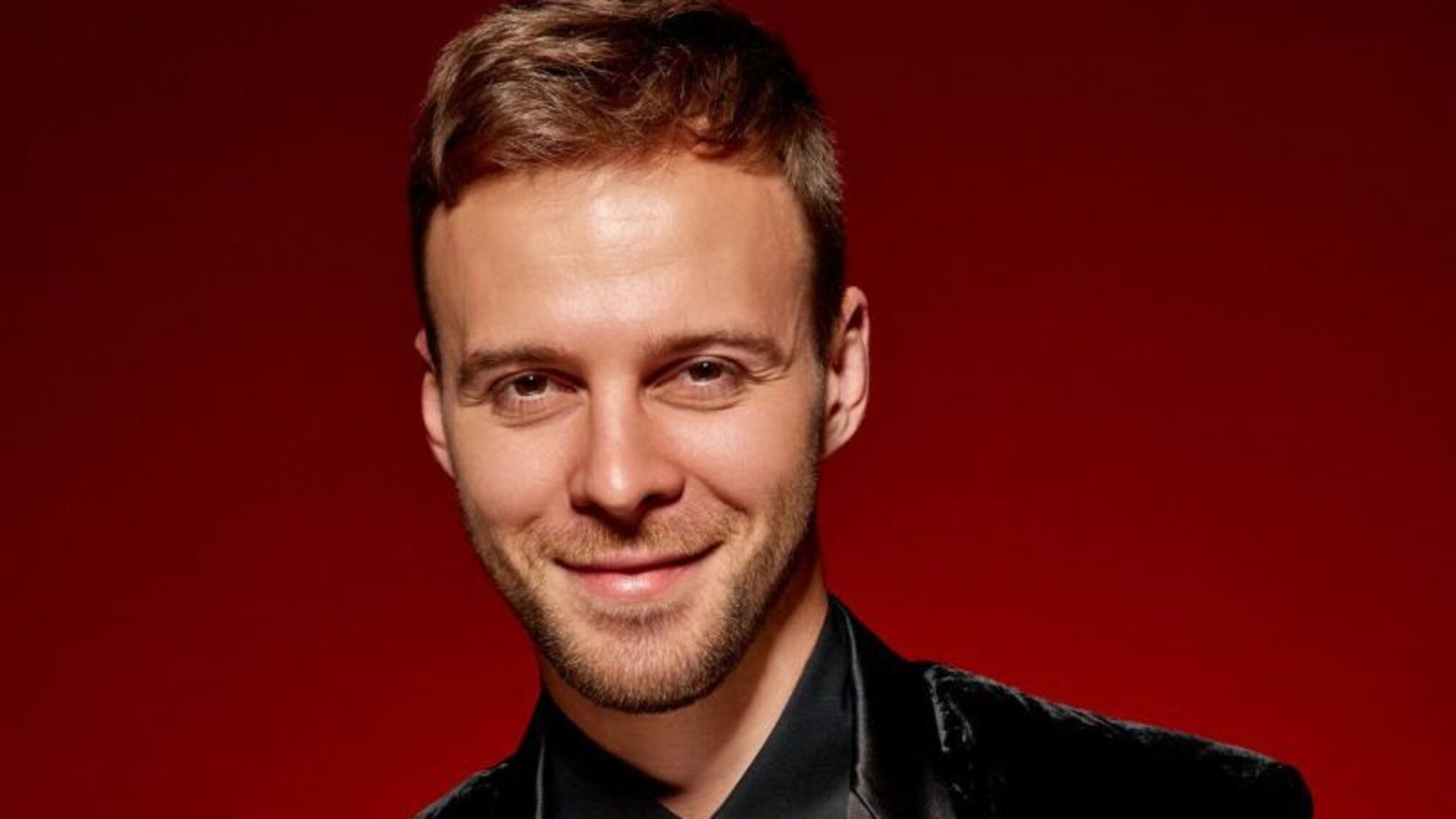 Макс Барських на червоному фоні