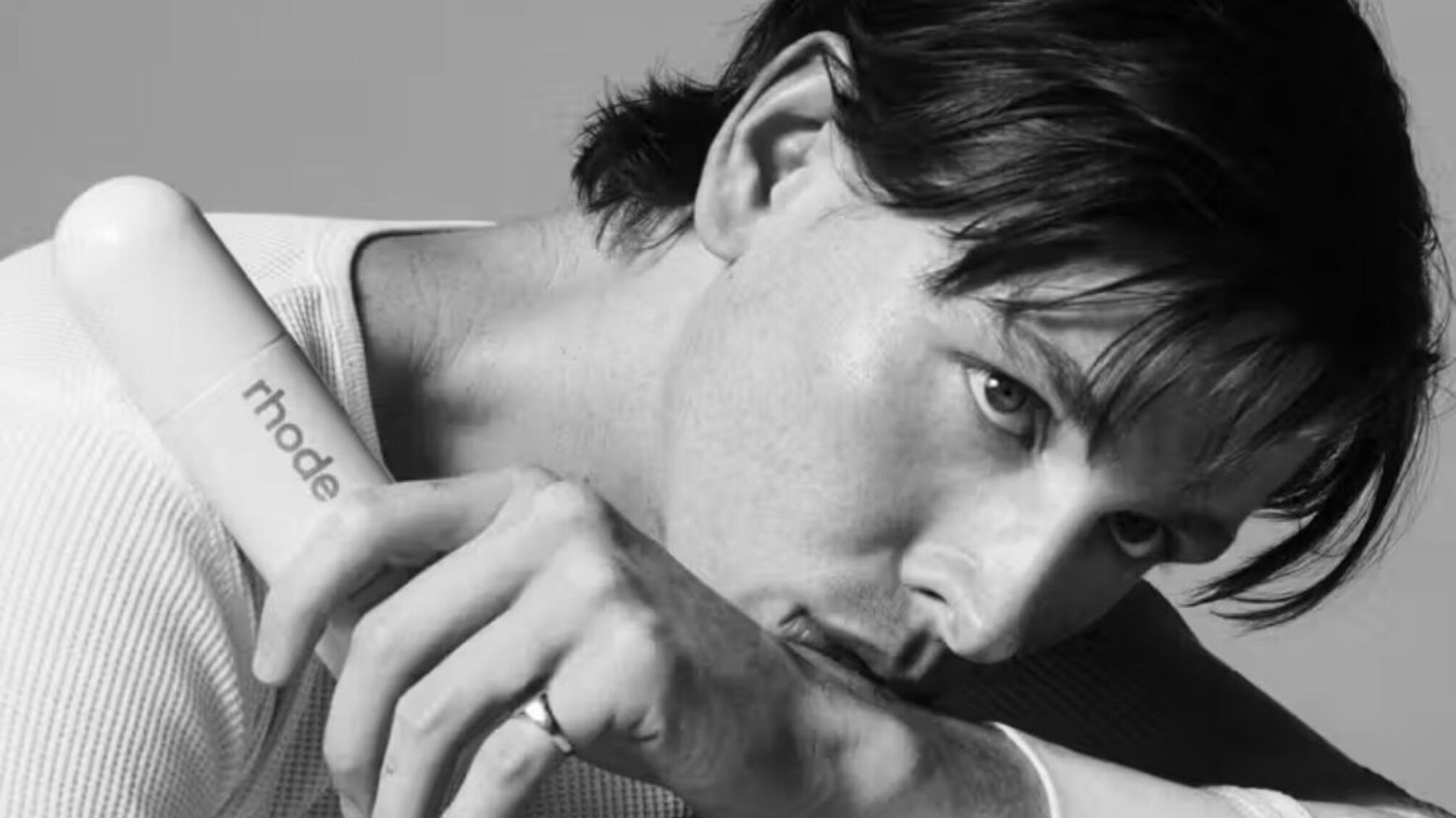 Rhode запускає Glazing Mist: Гарріс Дікінсон став першим чоловіком-амбасадором бренду