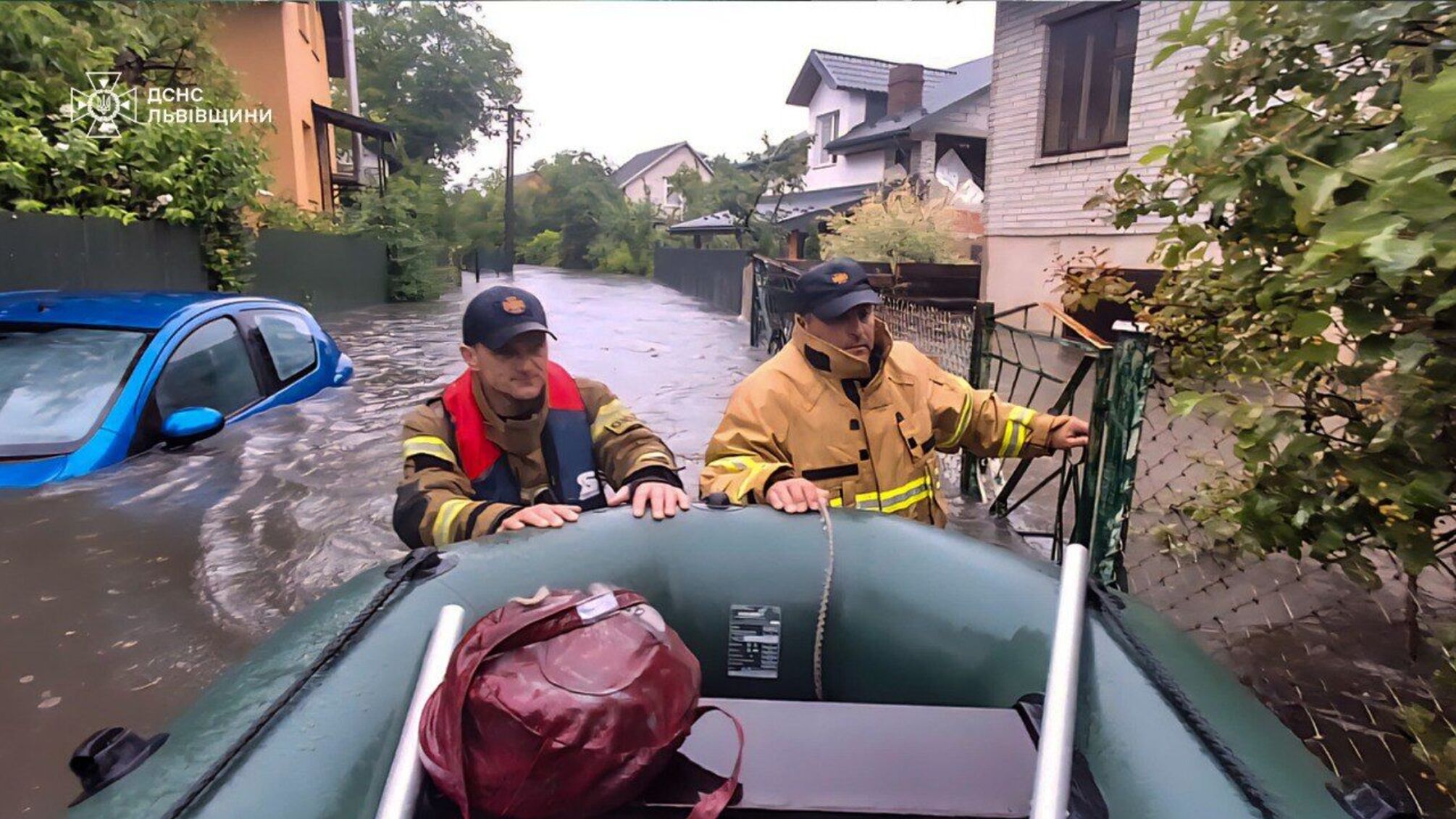 Через потужні зливи у Львові вийшла з берегів річка Зубра