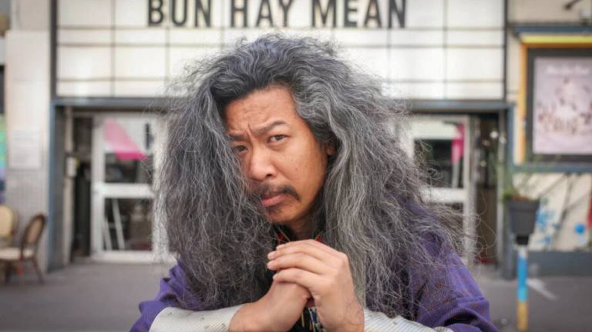 Французский актер выпал с балкона, пытаясь достать телефон