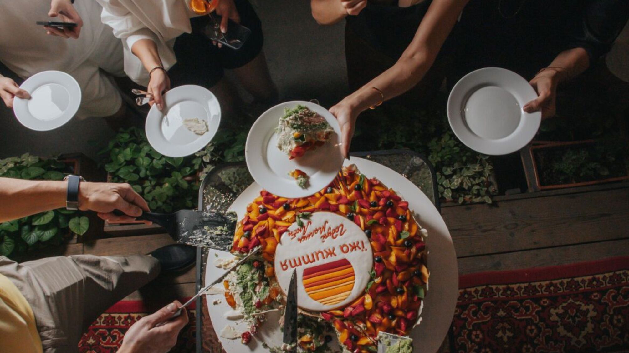 Пінаколада, півонії і зіркові гості: як Юла відзначила свій День народження