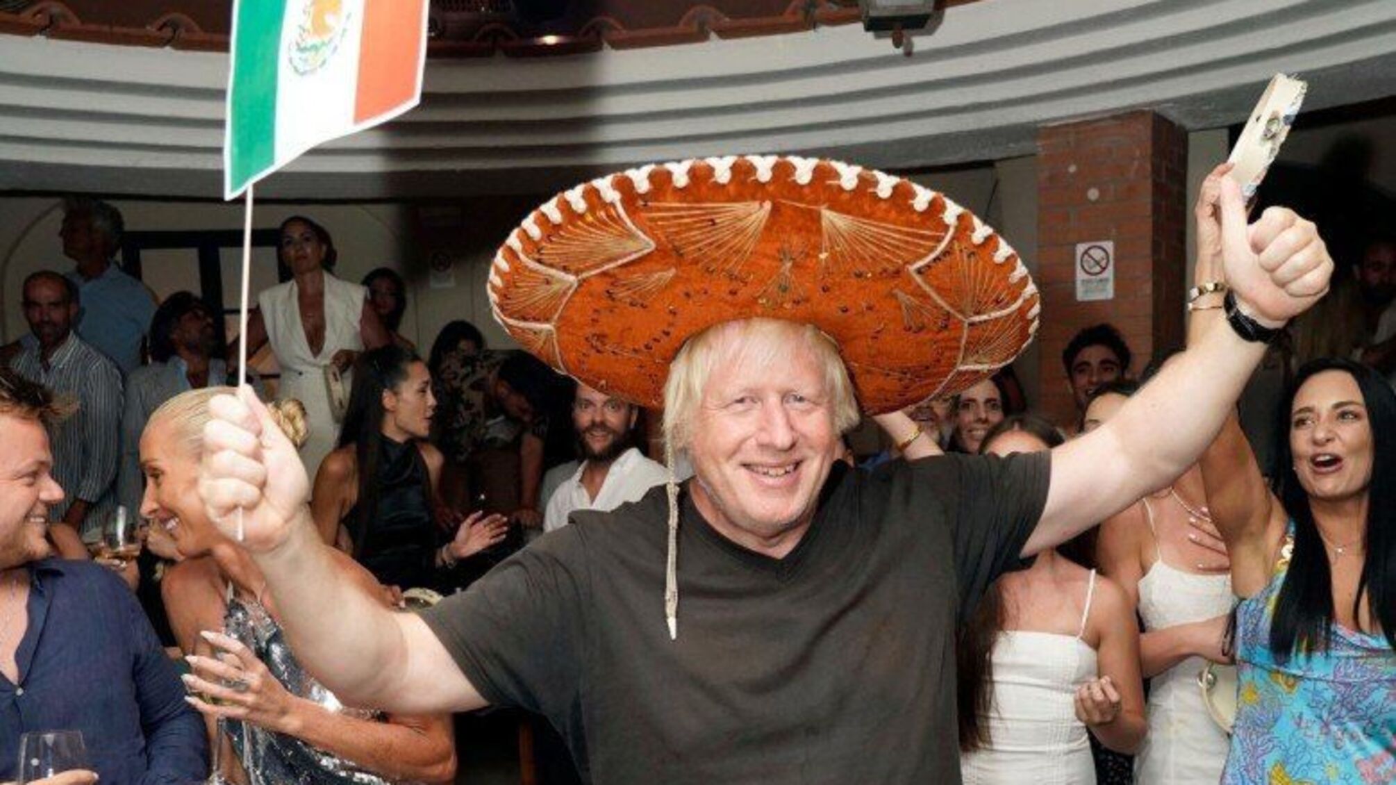 Борис Джонсон засветился на громкой вечеринке в Италии