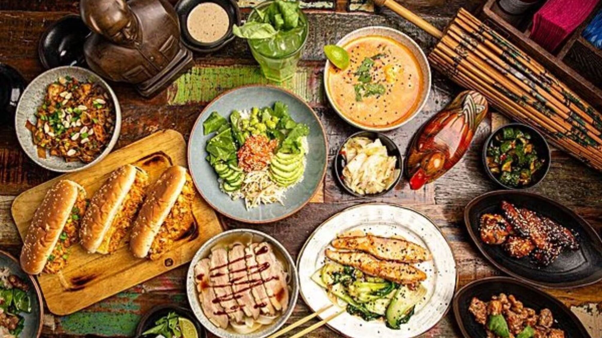 В российском фастфуде сняли, как сотрудник плюет в заказ