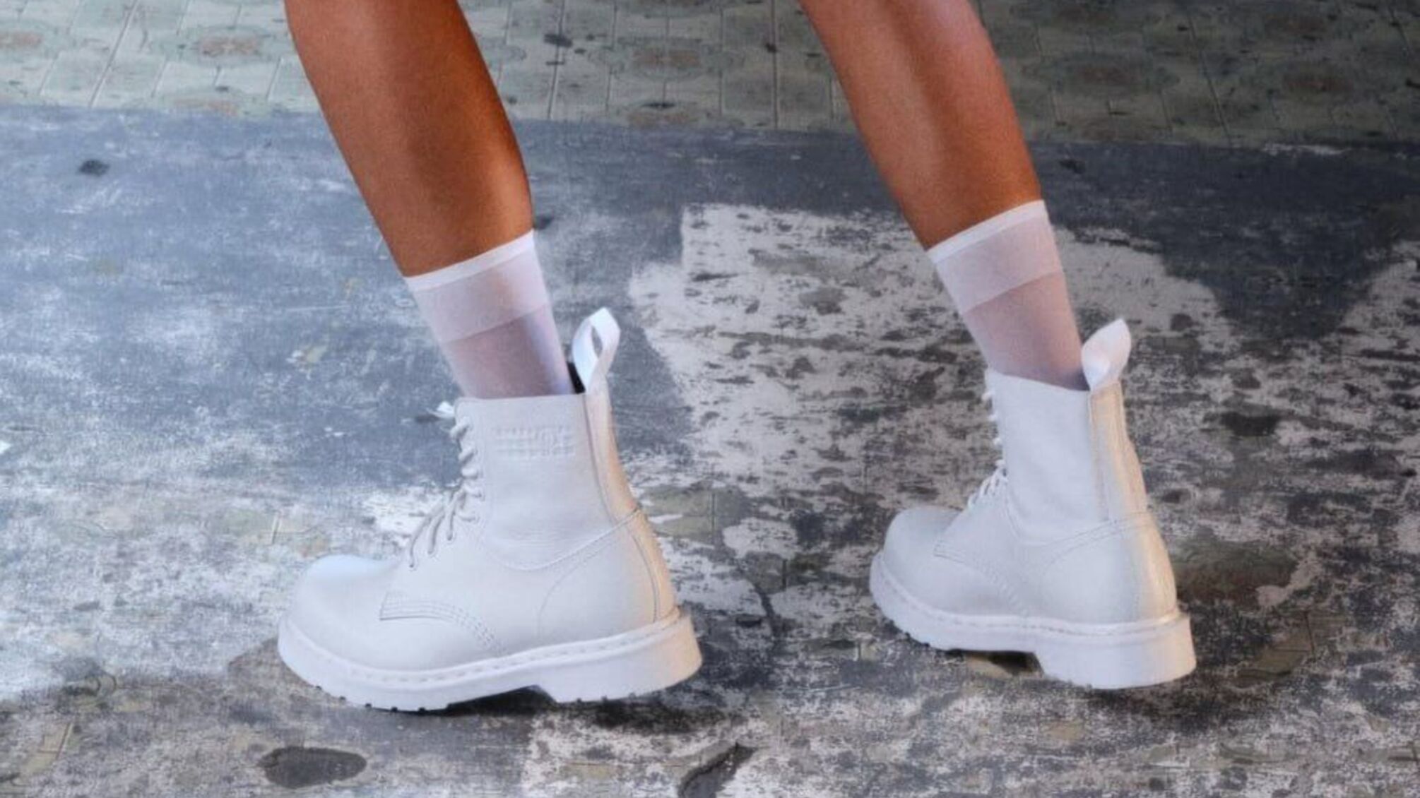 Dr. Martens і MM6 Maison Margiela випустили нову капсульну колекцію в білому кольорі