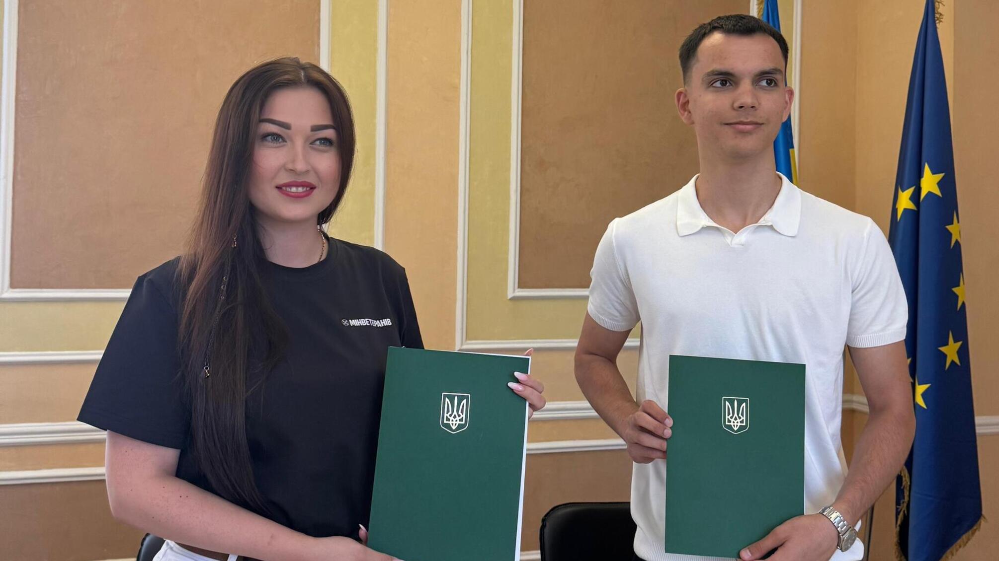 Заместитель министра по делам ветеранов Украины Юлия Кириллова и заместитель генерального директора охранной компании 'ТИГР' Иван Данко