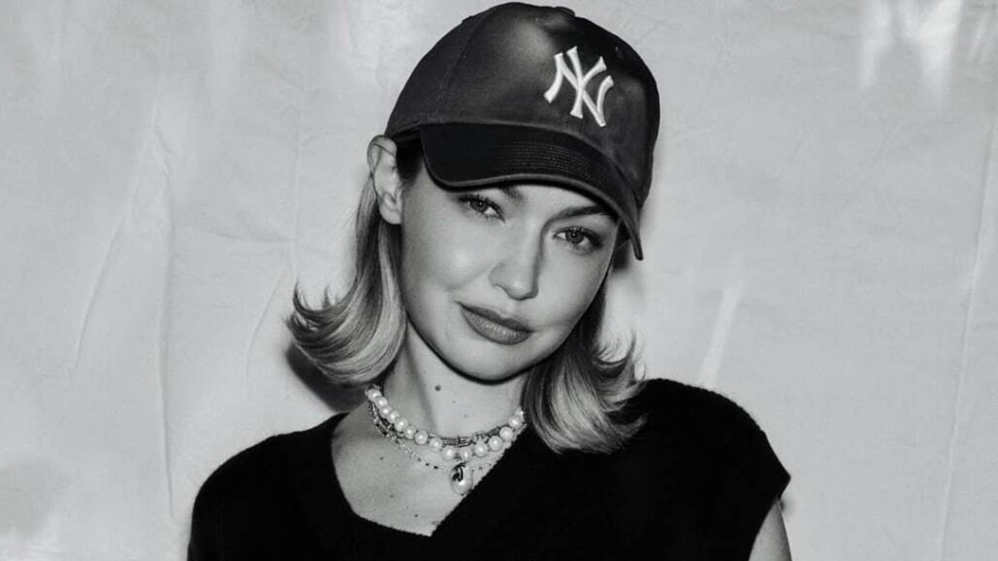 М’яко, тепло, модно: Джіджі Хадід у новій кампанії власного бренду Guest in Residence: