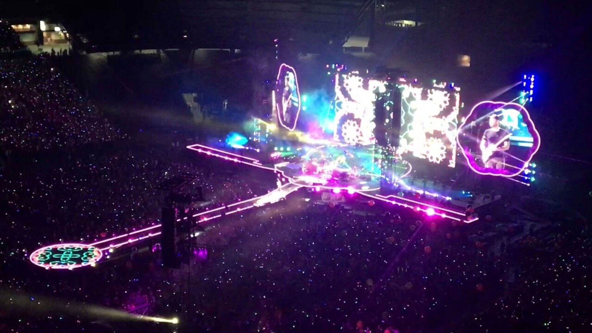 На концерте Coldplay рассекретили парочку любовников