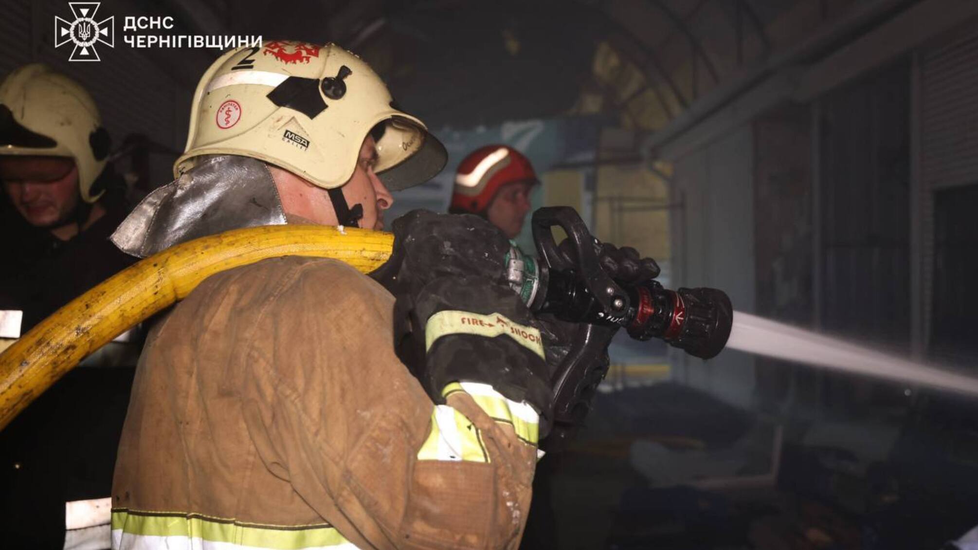 В Чернигове на территории городского рынка загорелись киоски и кровля мясного павильона,