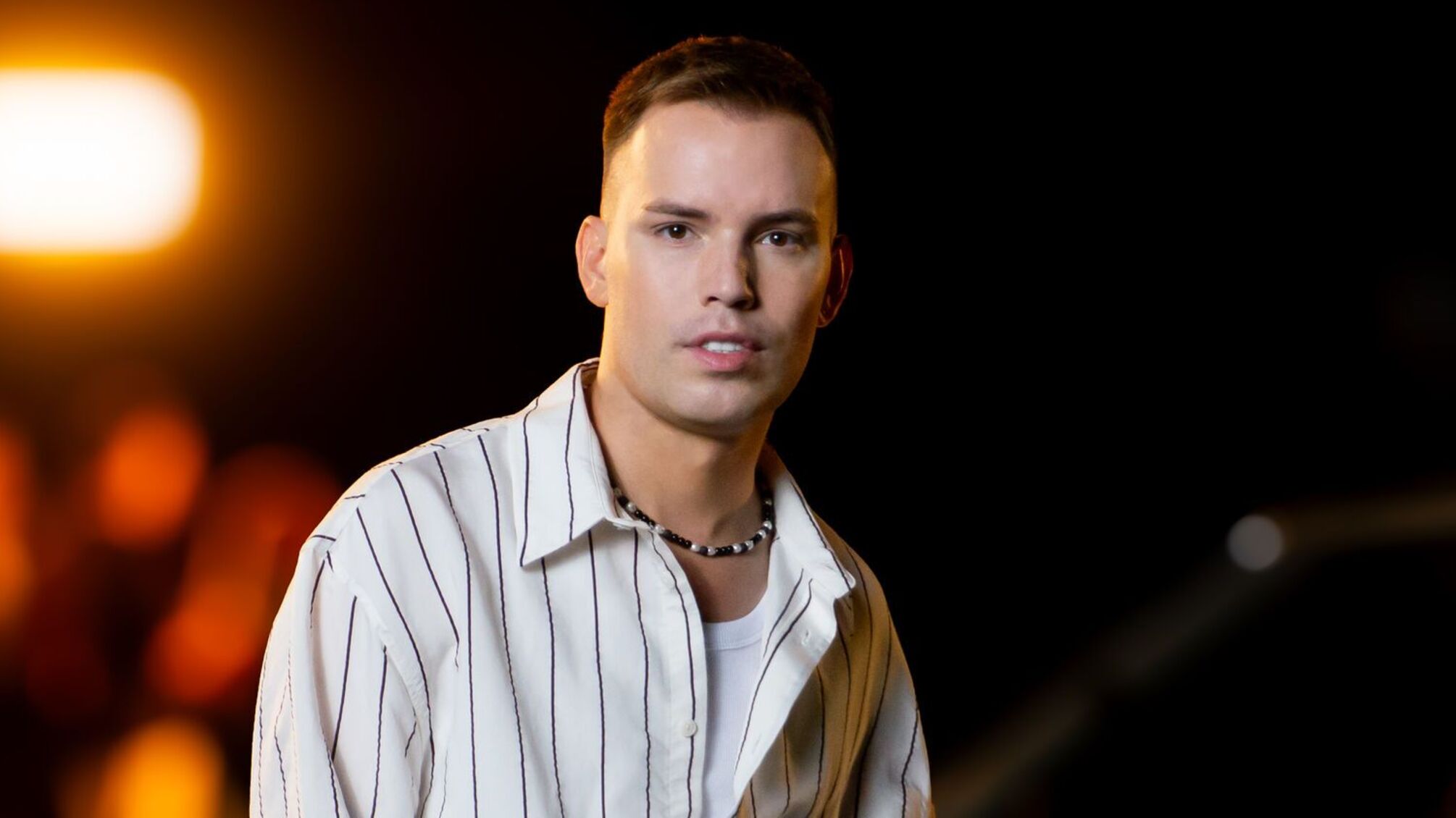 YOGEN презентував пісню для тих, хто застряг між «залишитись» і «піти»