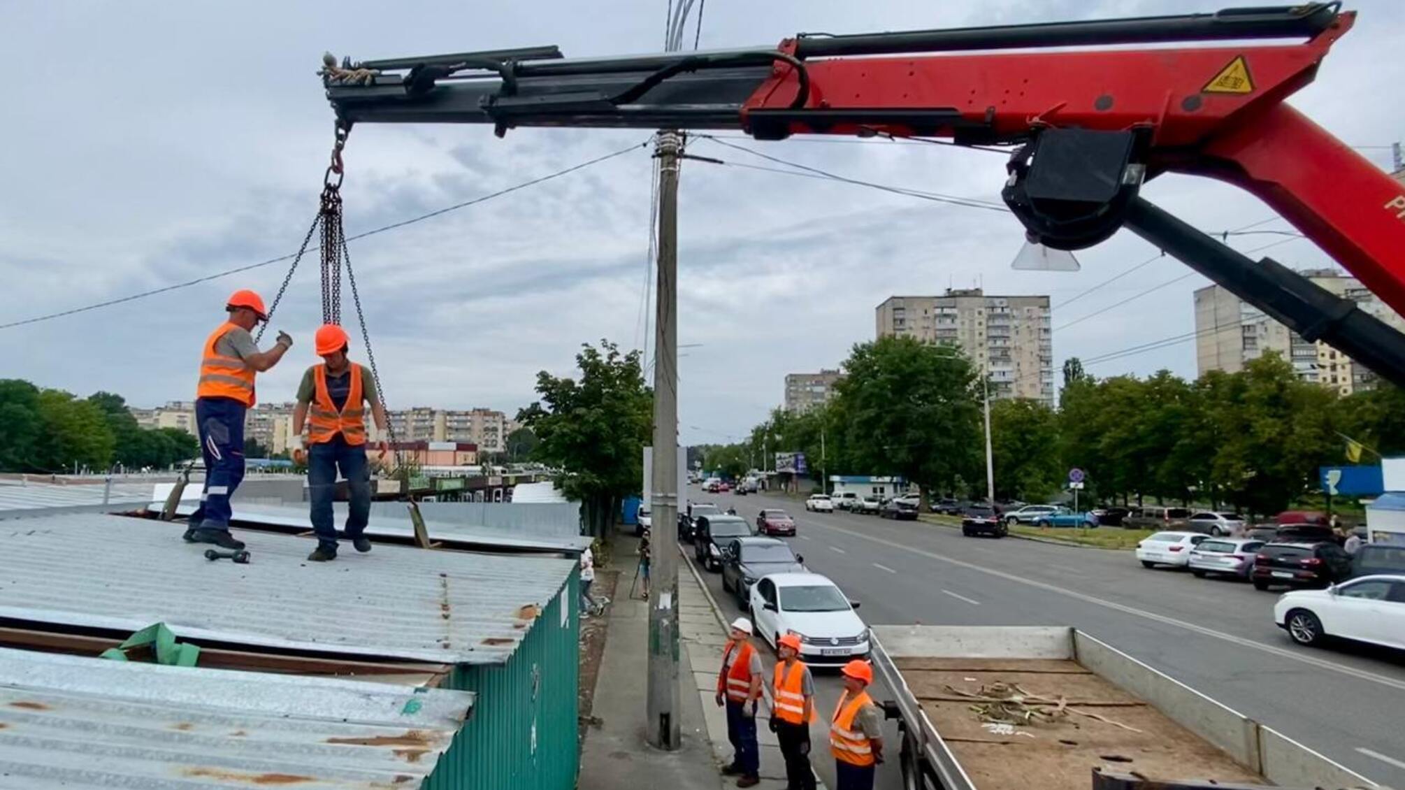В Киеве убирают нелегальные МАФы