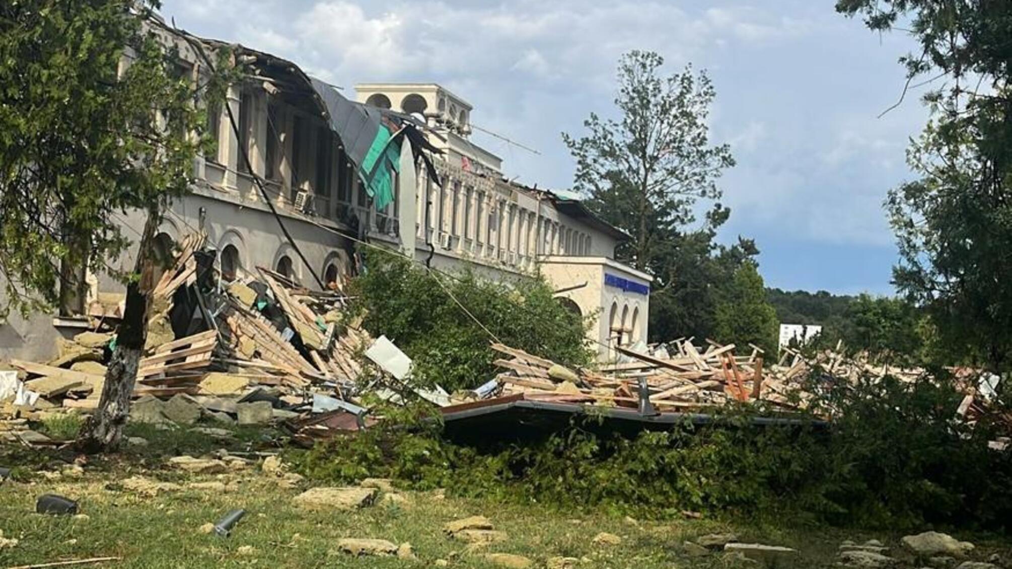 Ураган с порывами до 90 км/ч накрыл Бухарест: деревья падали, крыши срывало