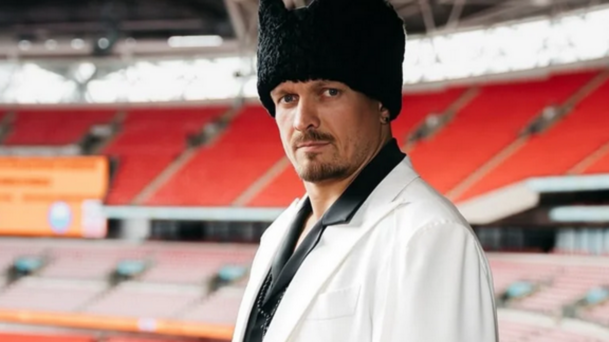 Александр Усик в костюме в Damirli