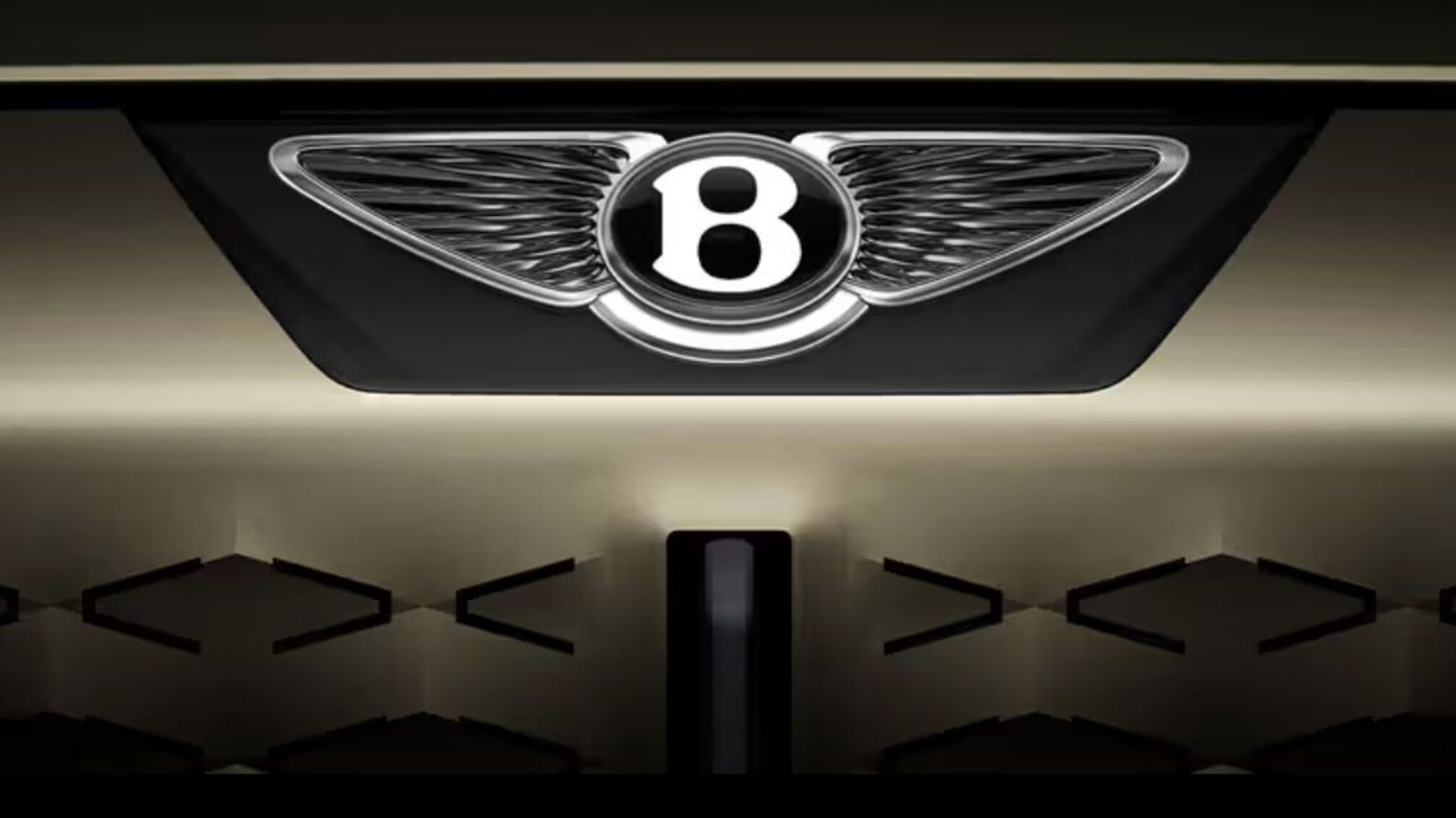 Bentley обновила свою легендарную эмблему впервые за последние годы