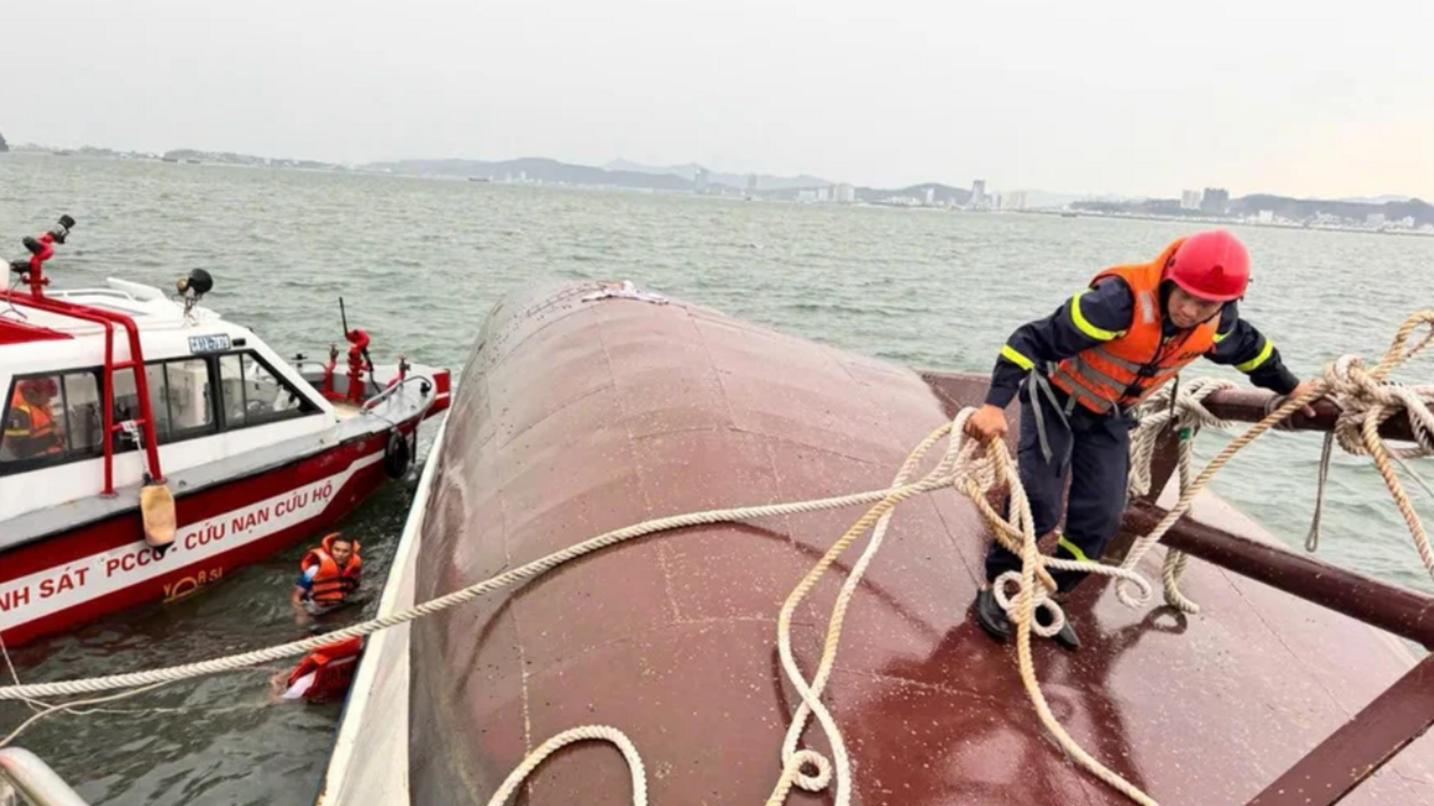 Во Вьетнаме во время шторма опрокинулась туристическая лодка: по меньшей мере 37 человек погибли