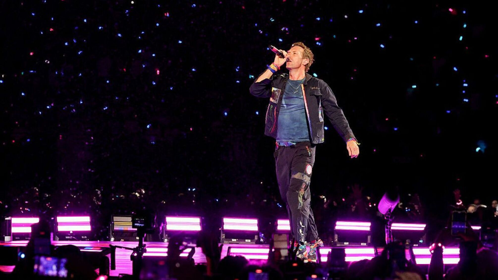 Скандал на концерте Coldplay: фронтмен группы прокомментировал историю с любовниками